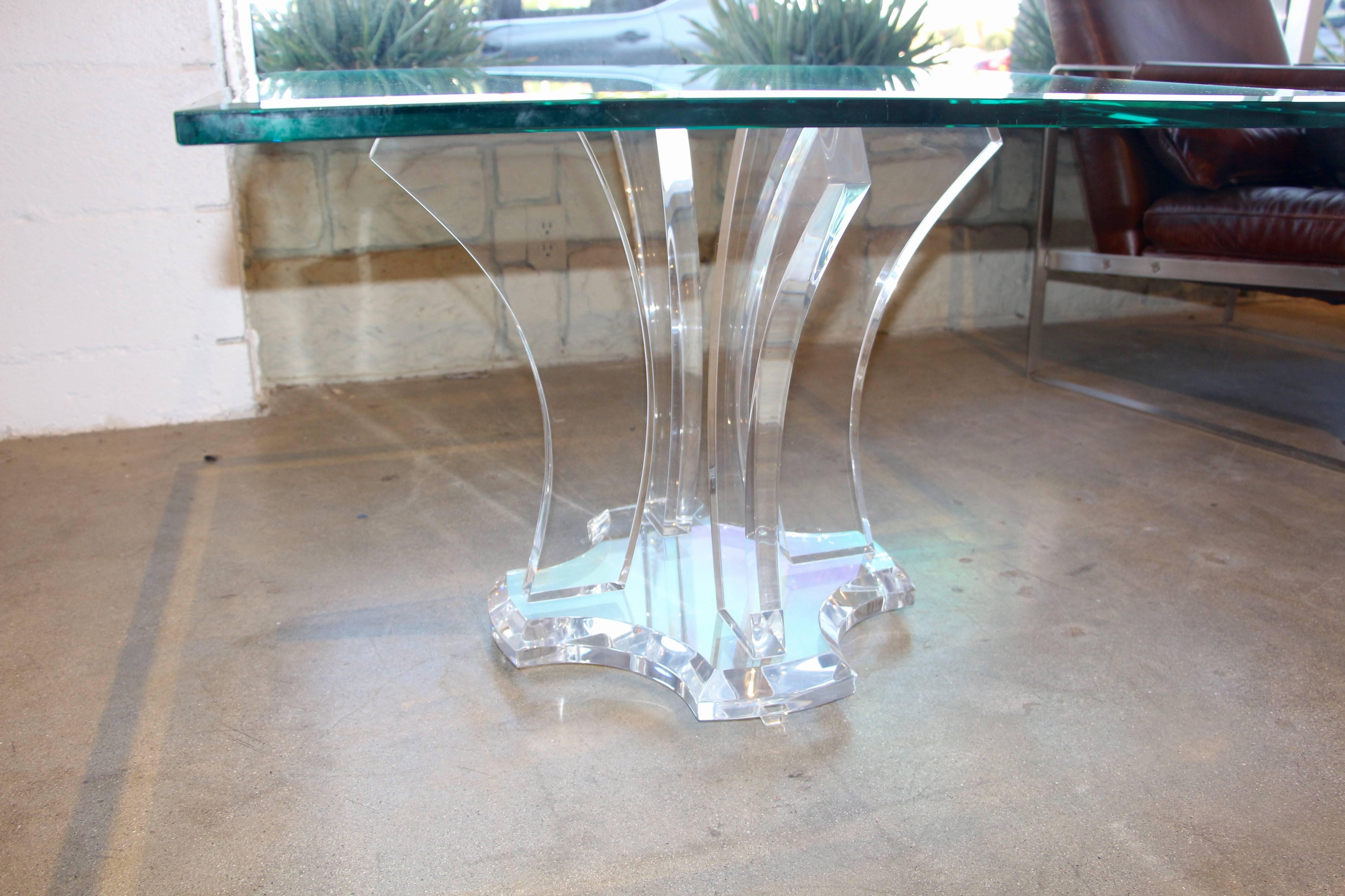 Une très belle table basse conçue par Jeffrey Bigelow avec un plateau en verre. La base est en acrylique. Une belle table basse en bon état, avec des marques mineures bien qu'elle ait été polie. Le plateau en verre a quelques rayures de surface et