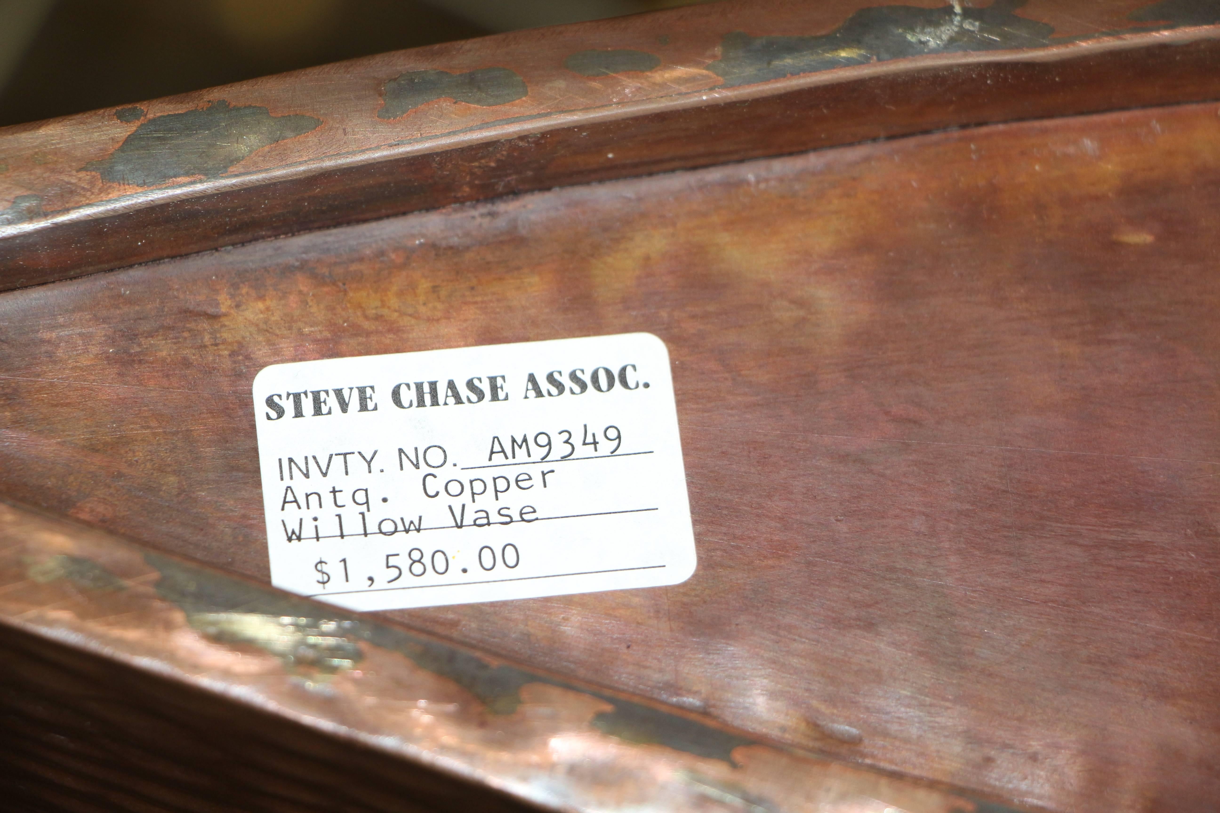 20ième siècle Vase saule martelé en cuivre de Robert Kuo vendu par Steve Chase en vente