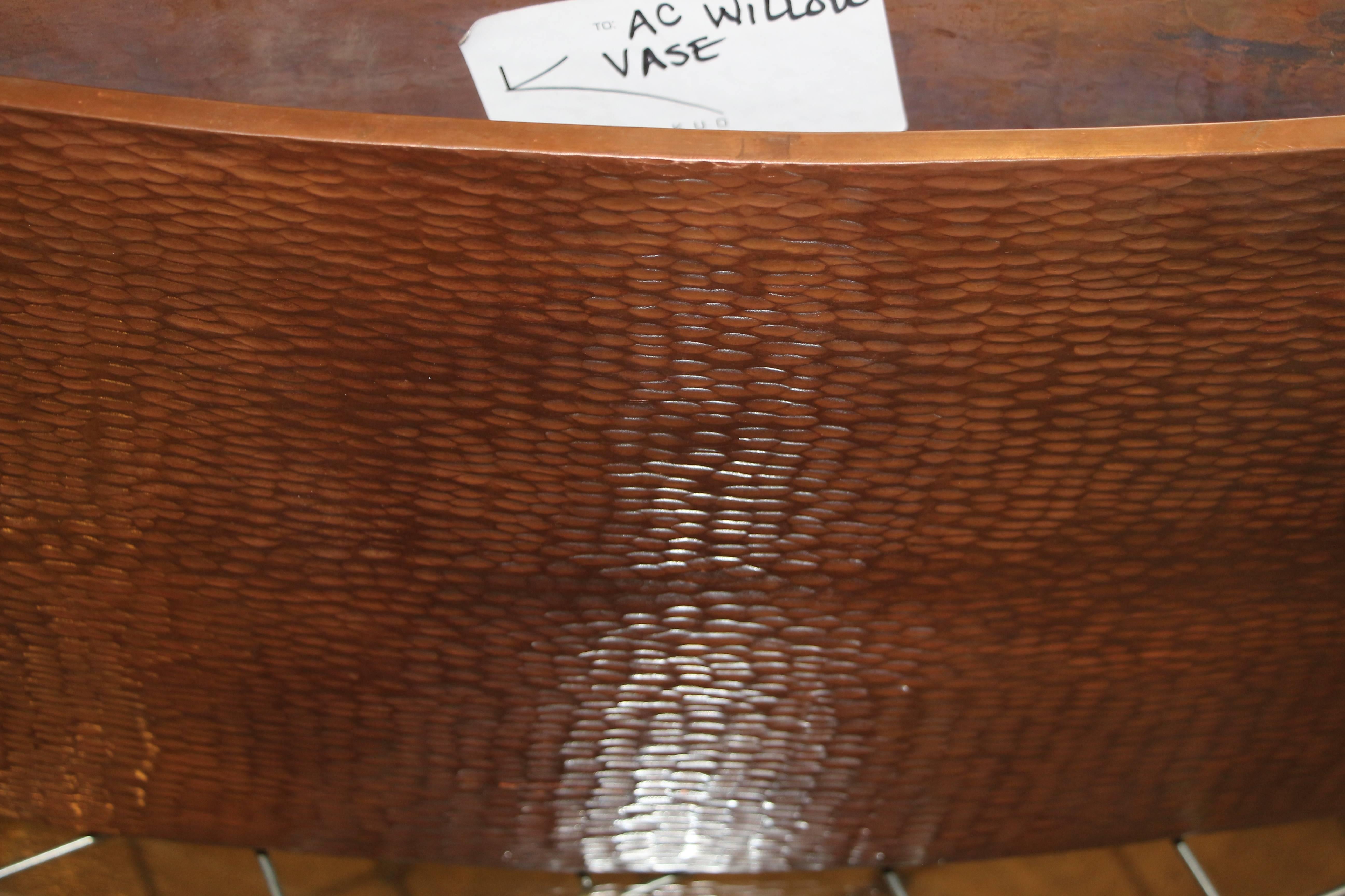Un vase en saule martelé en cuivre de Robert Kuo, vendu au détail par Steve Chase pour 1580 $ dans les années 1990. Il porte l'étiquette de l'inventaire de Steve Chase et le prix de vente au détail. Il porte également le Label Robert Kuo. Form A.
