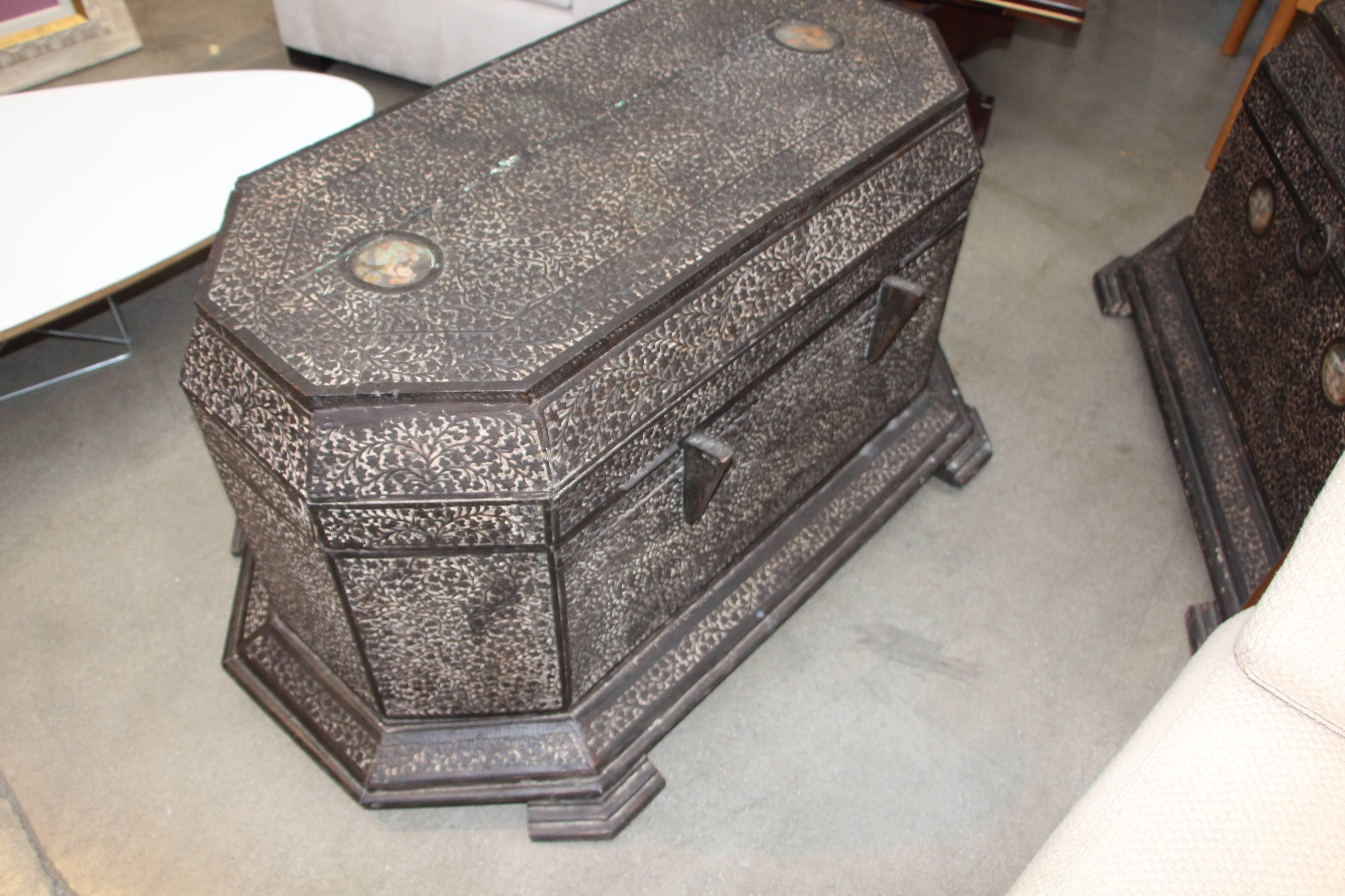 Pair of Indian Probably Mughal Dowry or Marriage Chests with Portraits In Good Condition In Palm Springs, CA