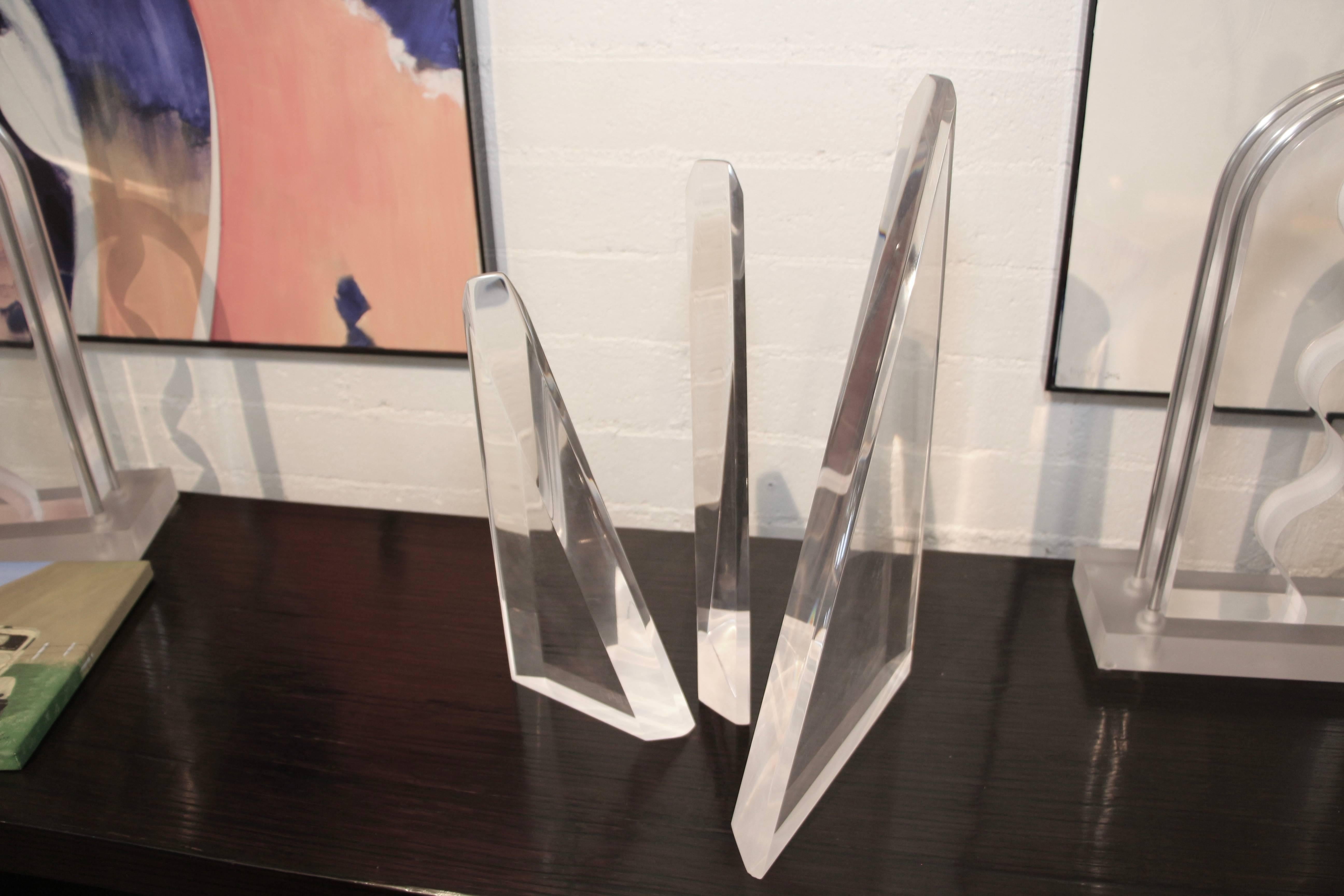 Américain Trois sculptures triangulaires en lucite Bijan Bahar en vente