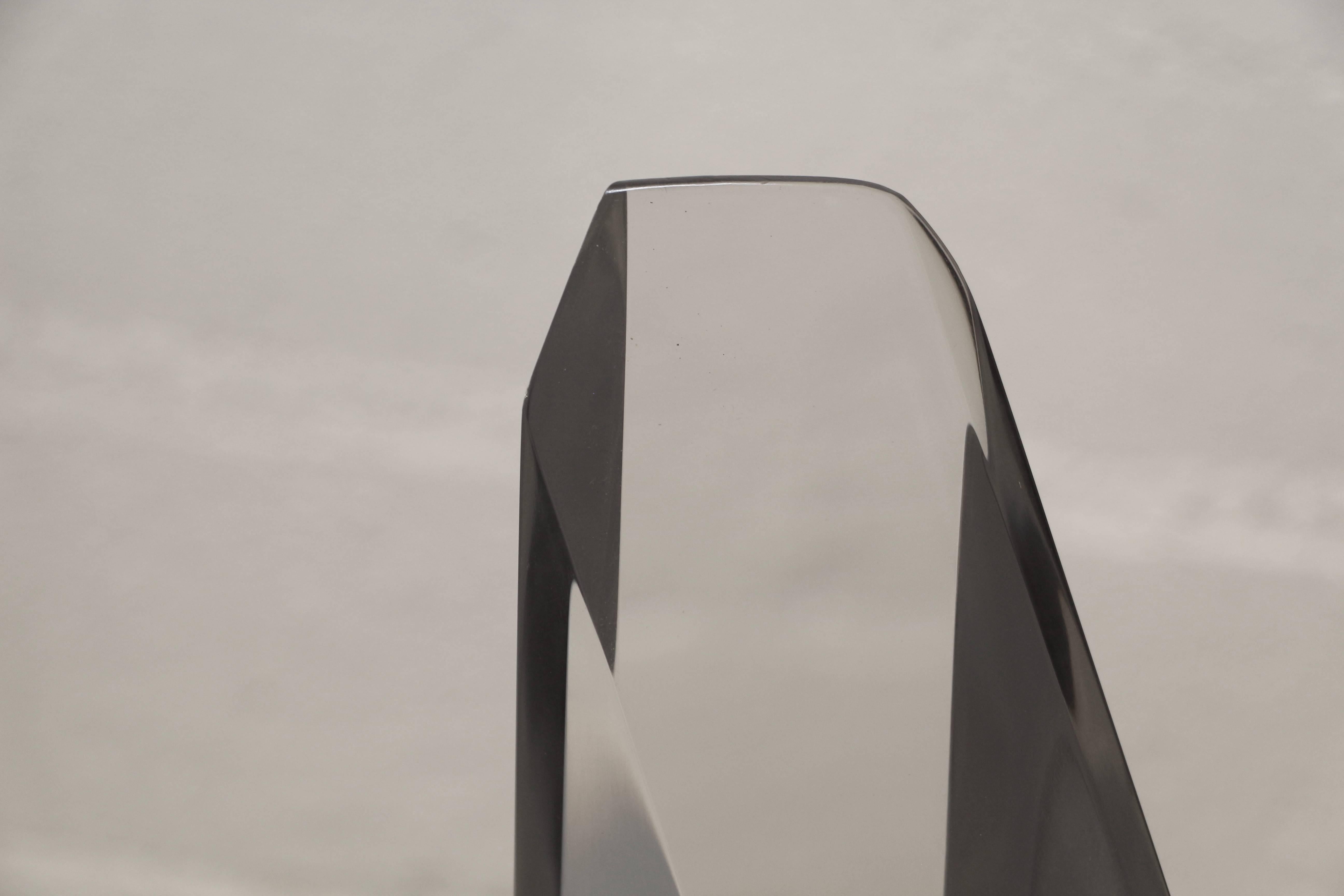 Un bel ensemble de trois sculptures en Lucite en forme de triangle et à facettes réalisées et signées Bijan Bahar dans les années 1970. L'artiste a lui-même confirmé ce délai. Elles sont toutes signées et ont été légèrement polies par l'artiste