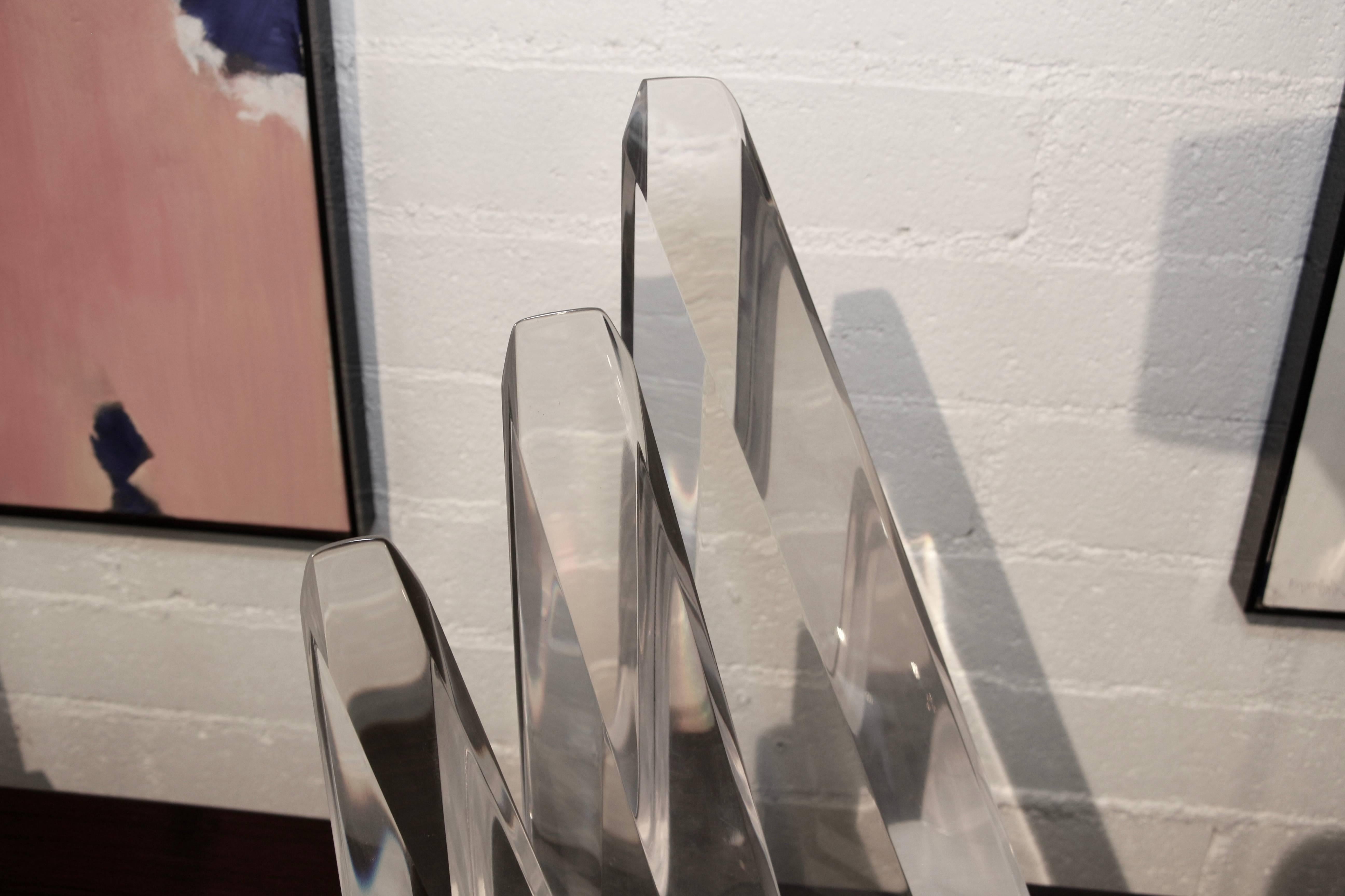Fait main Trois sculptures triangulaires en lucite Bijan Bahar en vente