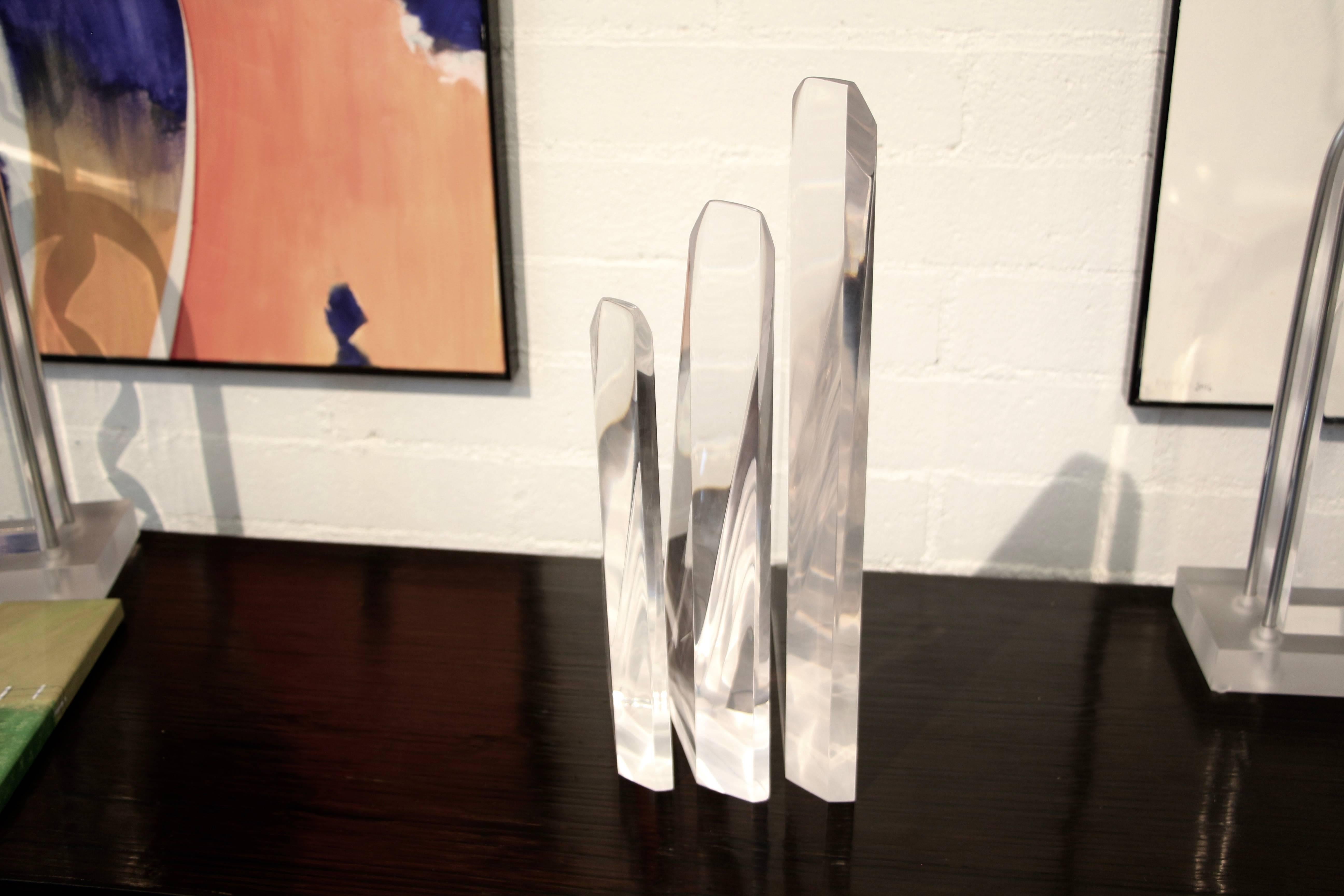 Trois sculptures triangulaires en lucite Bijan Bahar en vente 2