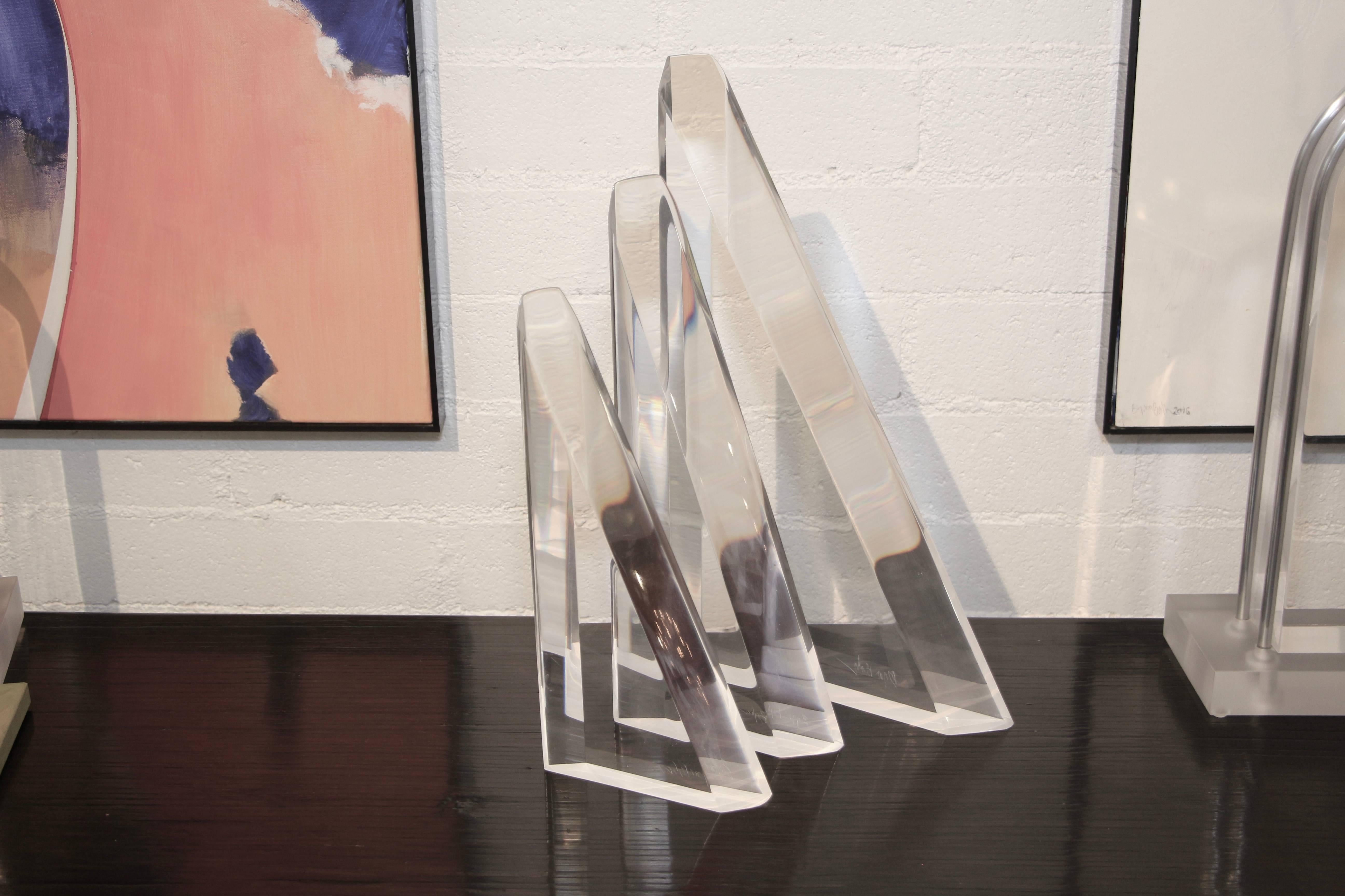 Trois sculptures triangulaires en lucite Bijan Bahar en vente 1