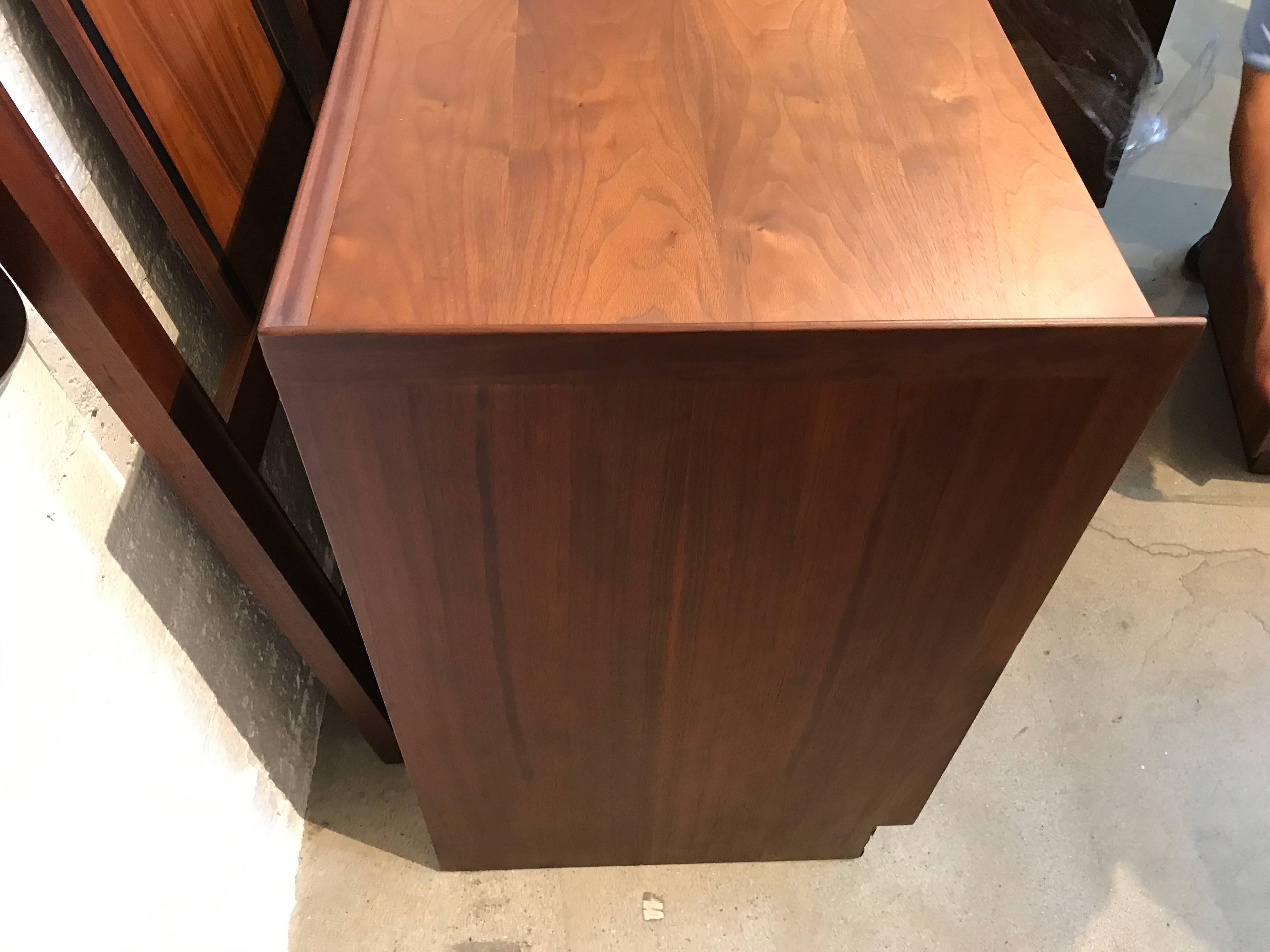Nine-Drawer Walnut Dillingham Dresser with Label In Good Condition In Palm Springs, CA