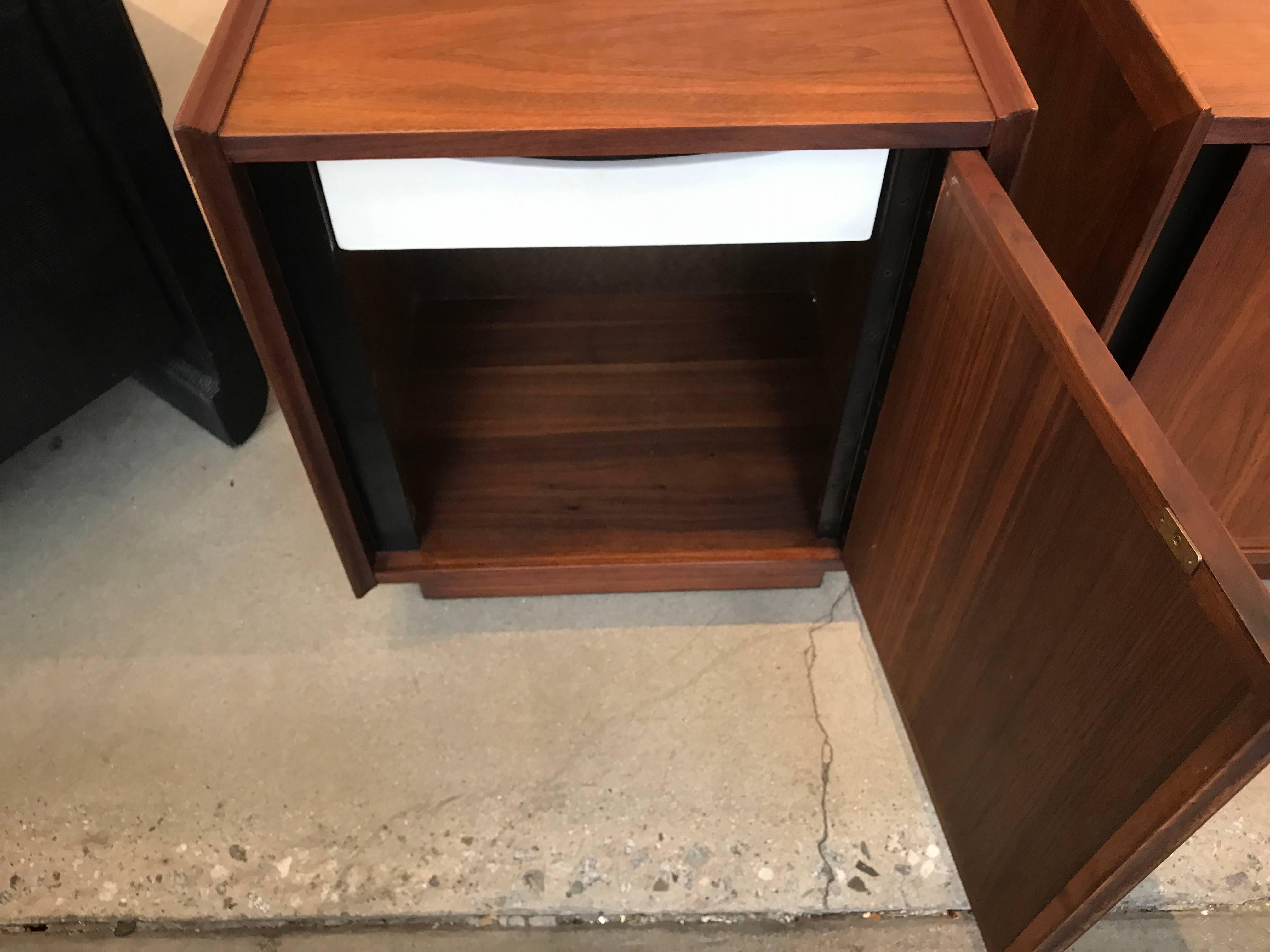 A nice pair of labelled Dillingham nightstand in walnut out of a bedroom set we acquired. These are pretty clean with some age appropriate wear.