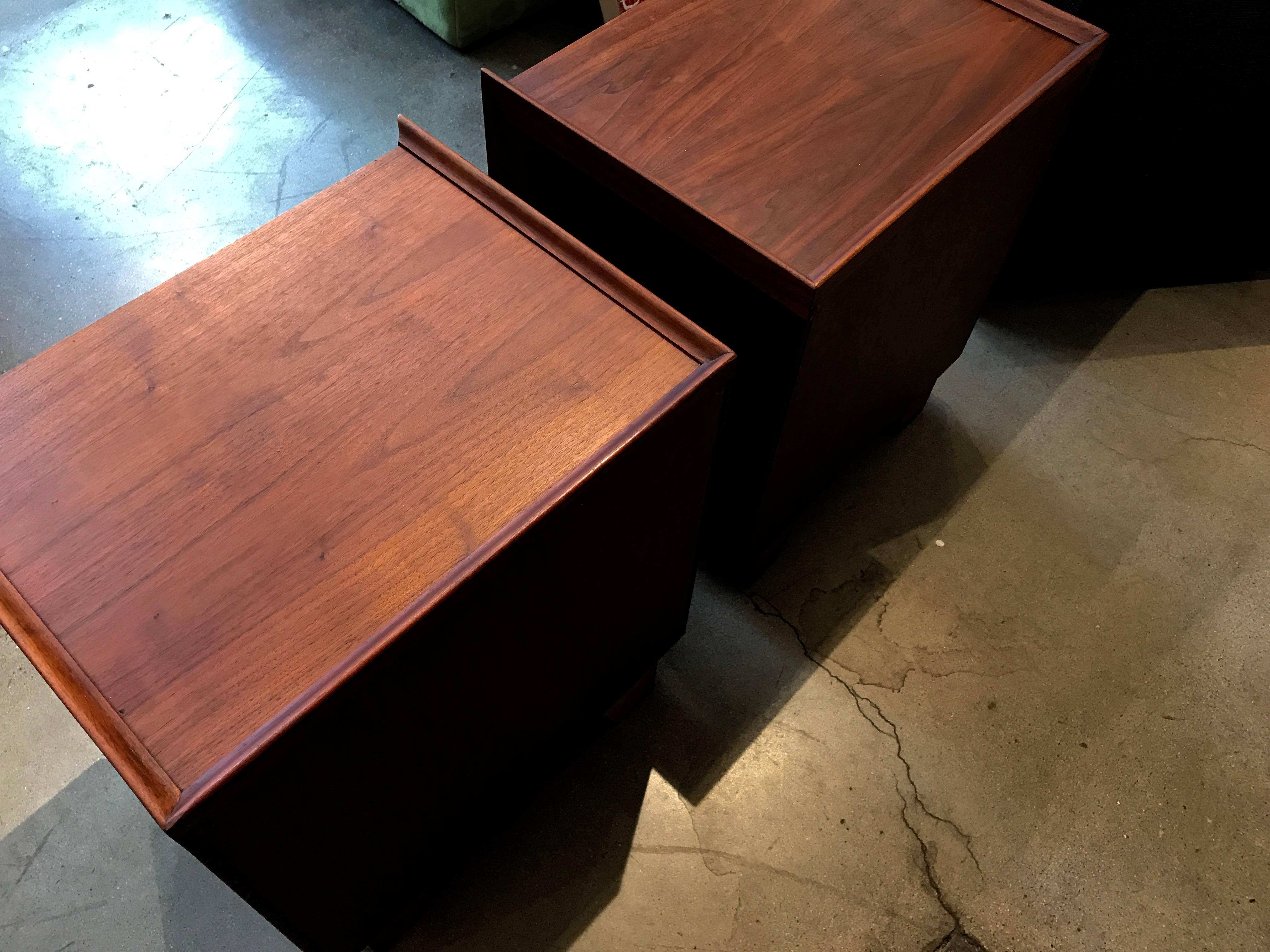 Nice Pair of Dillingham Walnut Nightstands In Good Condition In Palm Springs, CA