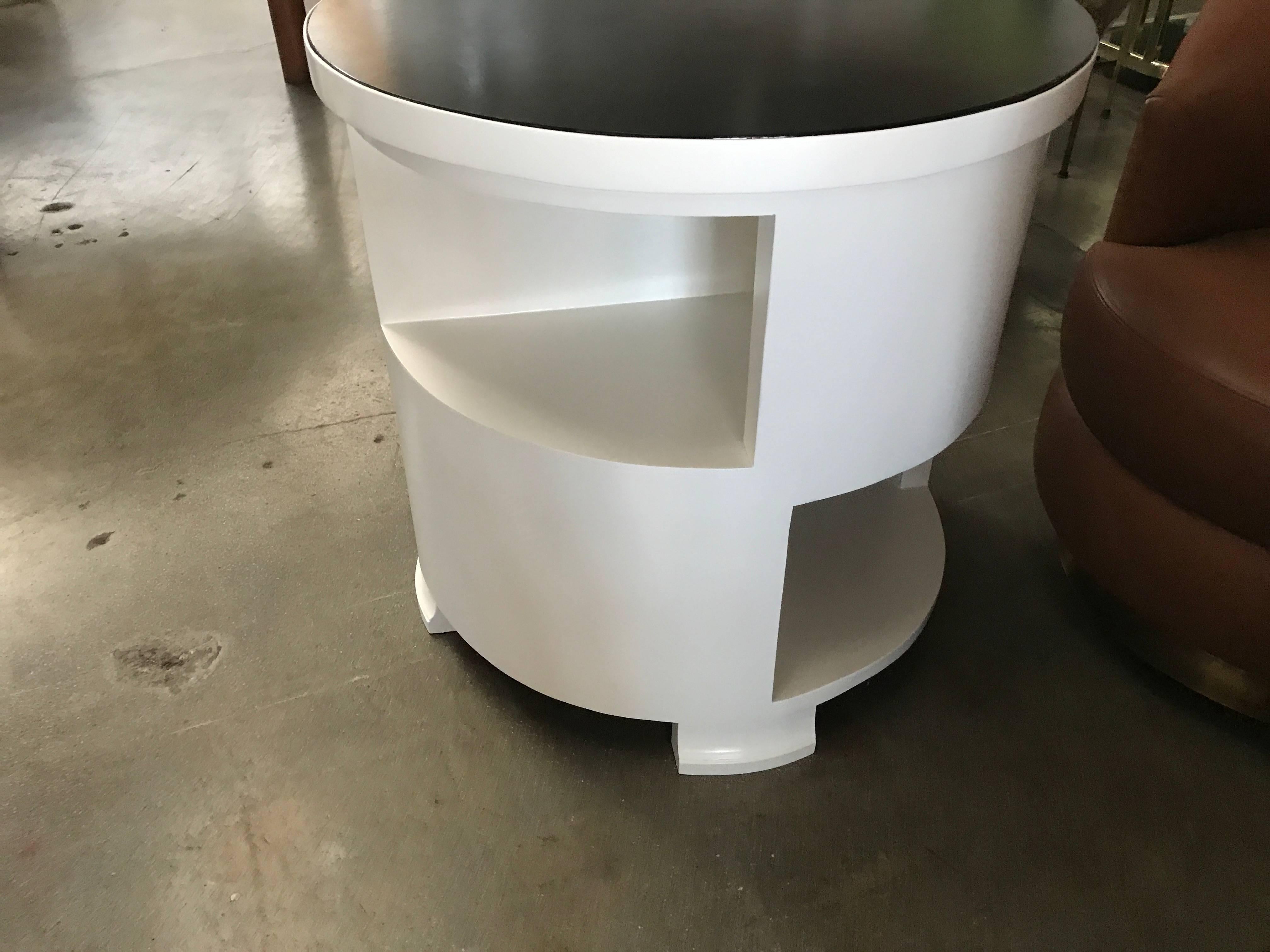 Ein schöner ungarischer Tisch, den wir vor Jahren in Budapest aus der Zeit des Art Déco gekauft haben. Interessantes asymmetrisches Design mit Aussparungen für die Aufbewahrung. Dieser Tisch ist nicht ganz rund, und das schwarze Glas scheint von