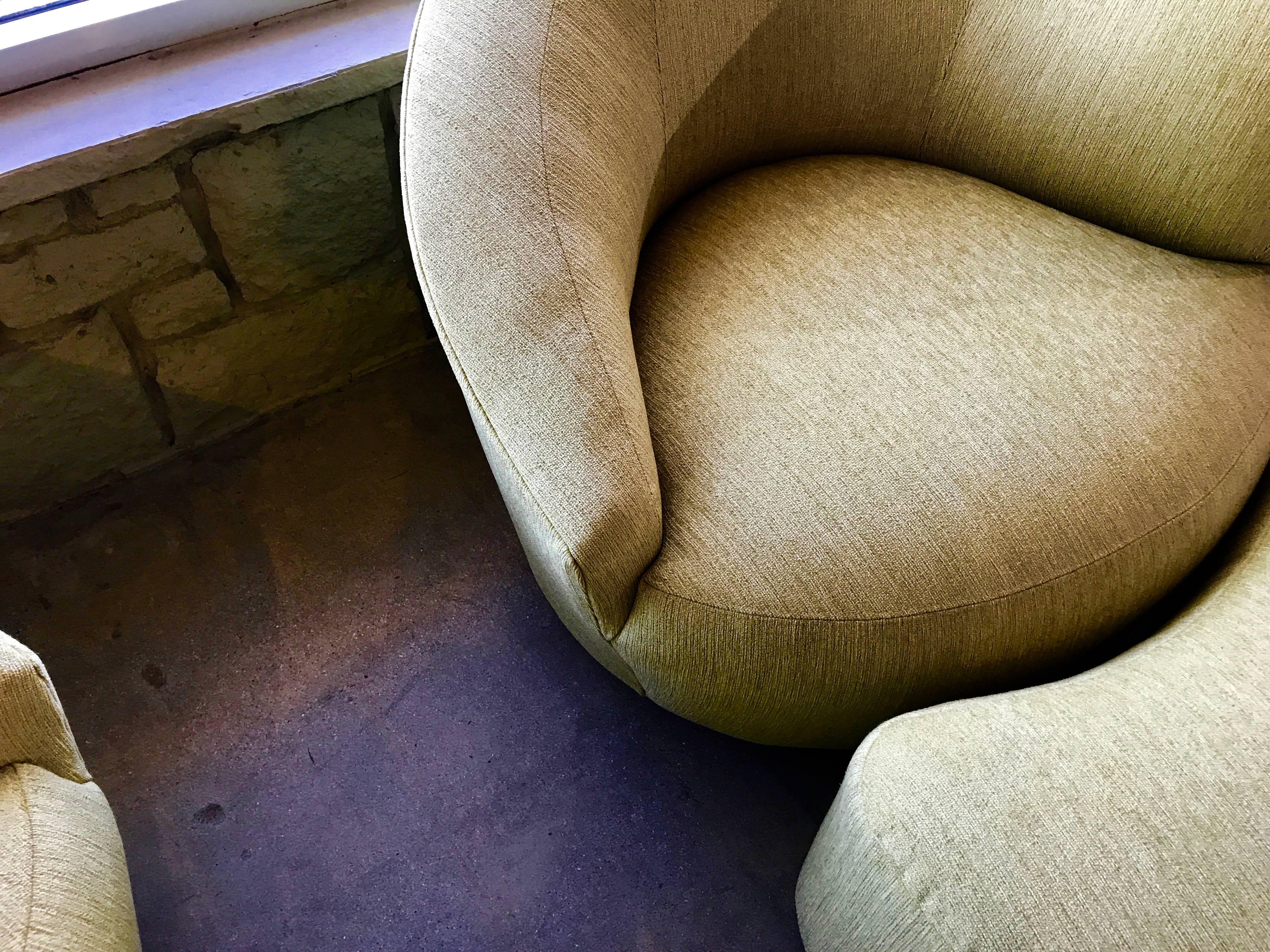 Pair of Vladimir Kagan Designed Nautilus Chairs with Matching Ottomans In Good Condition In Palm Springs, CA