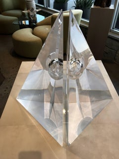 "Occhio della Piramide" in lucite di Bijan Bahar