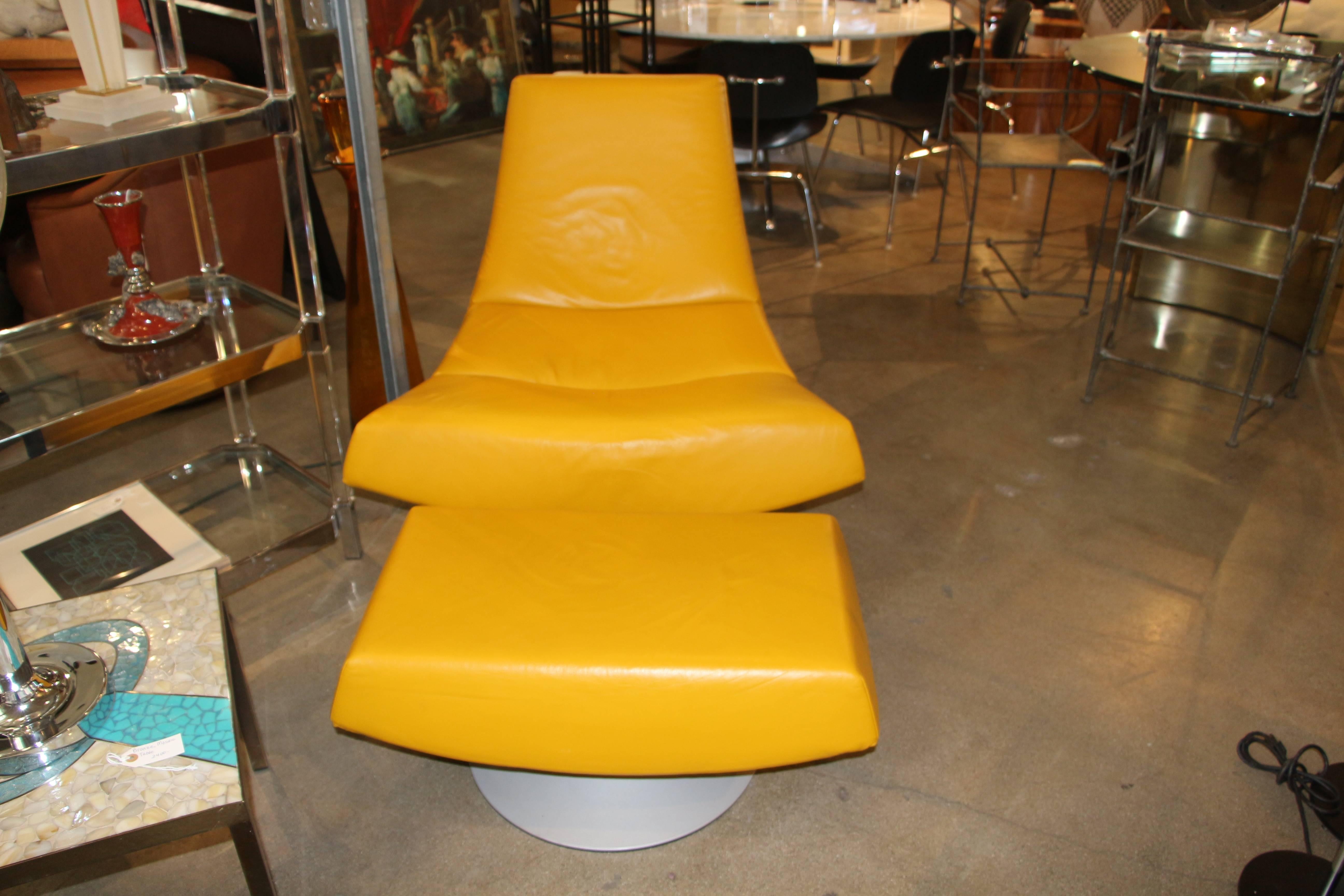 Olivier swivel easy chair and ottoman in a nice yellow color leather. The set is designed by Gijs Papovoine and was made by Dutch manufacturer Montis. Very comfortable and functional, both pieces rotate a full 360 degrees. Both pieces are in good