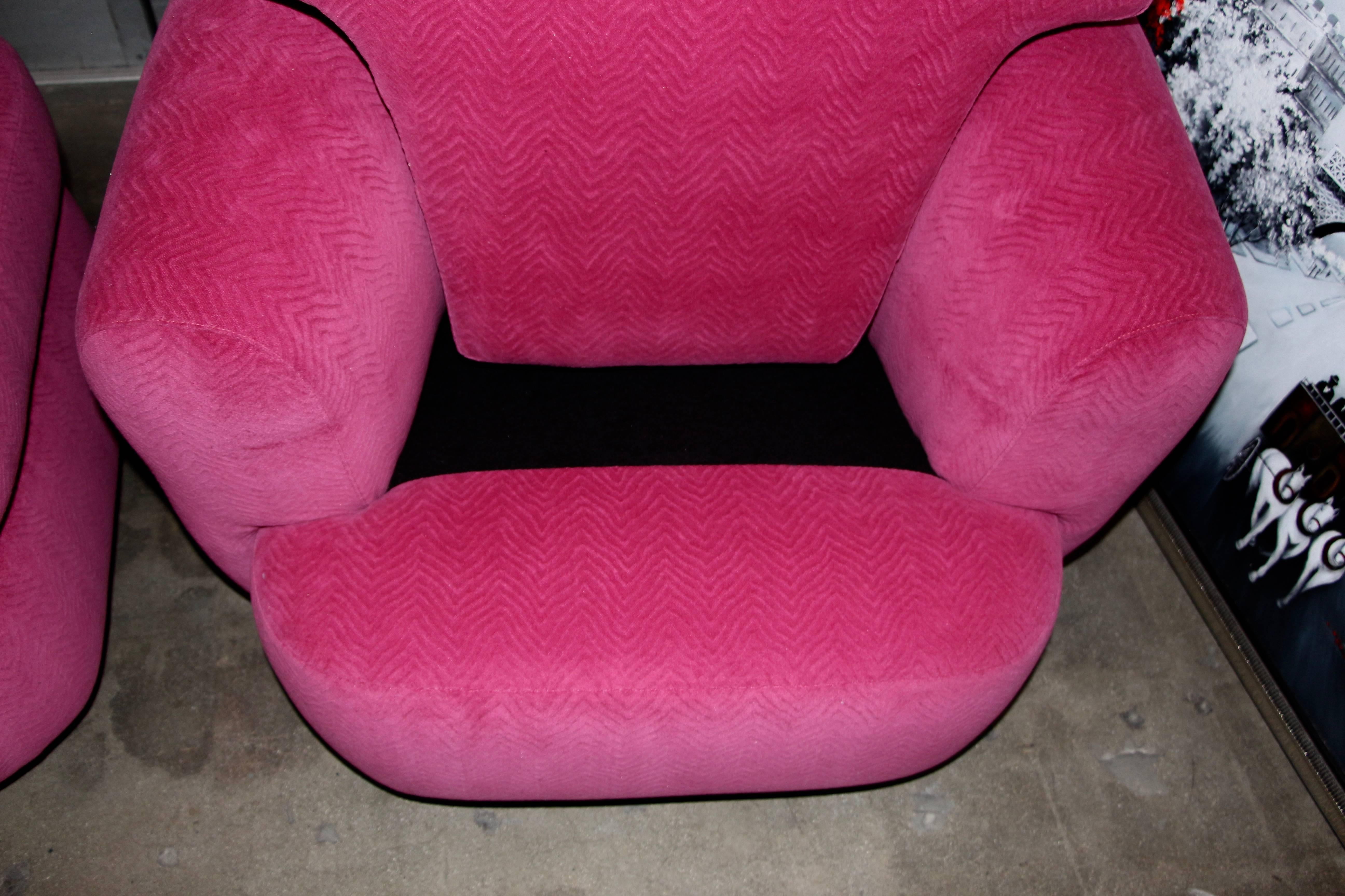 Pair of Club or Lounge Swivel Chairs in Hot Pink Wool Mohair In Good Condition In Palm Springs, CA