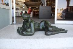 Grand et impressionnant bronze de Frederico Cantu représentant une mère en train d'allaiter, 1986