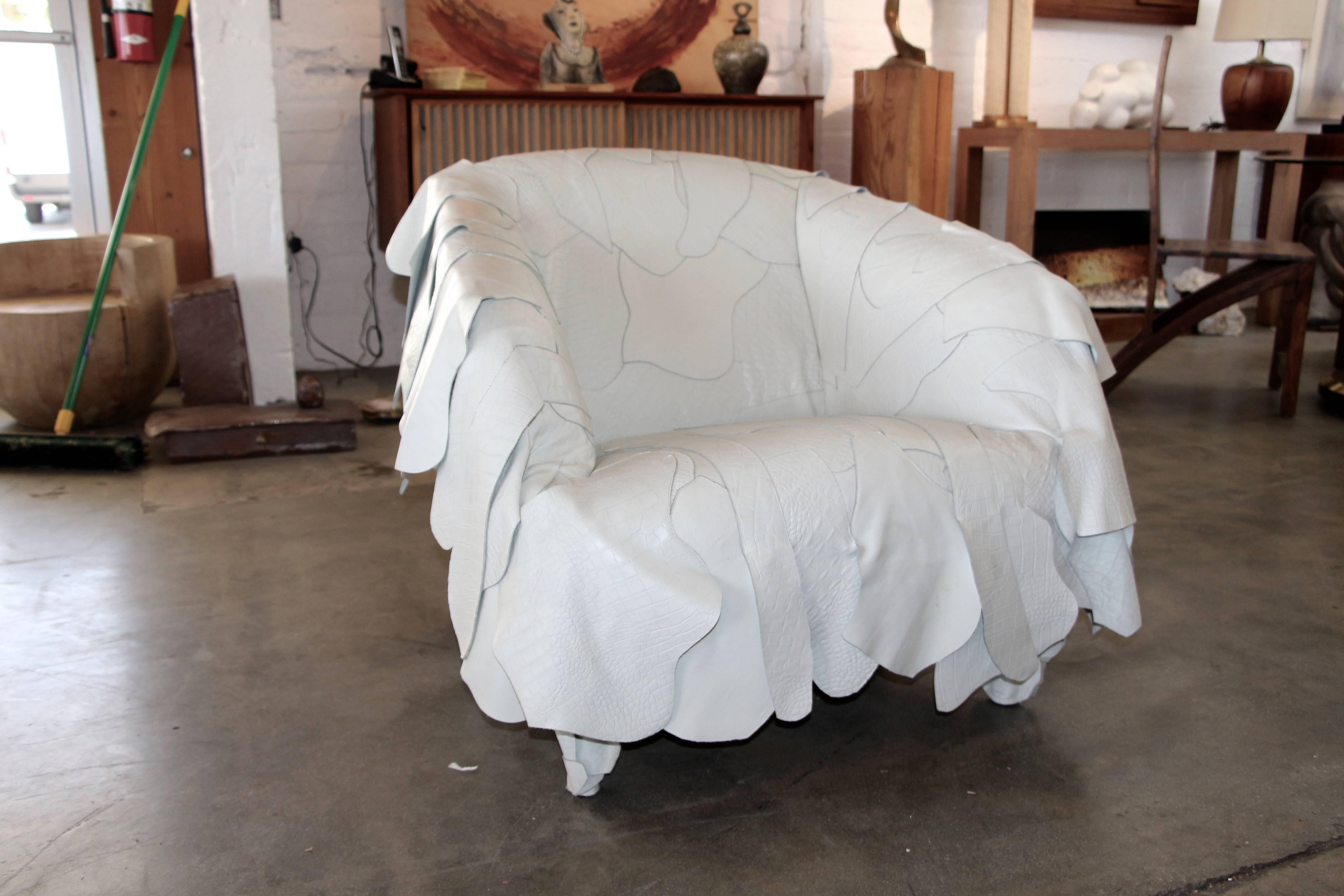 Une chaise en cuir plutôt inhabituelle et très désirable, conçue par Fernando et Humberto Campana. Cette chaise a été fabriquée en 2007 et fait partie du groupe Leather works, qui comprenait une chaise d'appoint. Il a été fabriqué par Edra.

Les