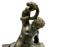 Neoklassizistische Bronzefigur „Herkules als Säugling und die Schlange“ im Stil der Grand Tour auf Marmorsockel