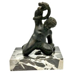 Neoklassizistische Bronzefigur „Herkules als Säugling und die Schlange“ im Stil der Grand Tour auf Marmorsockel