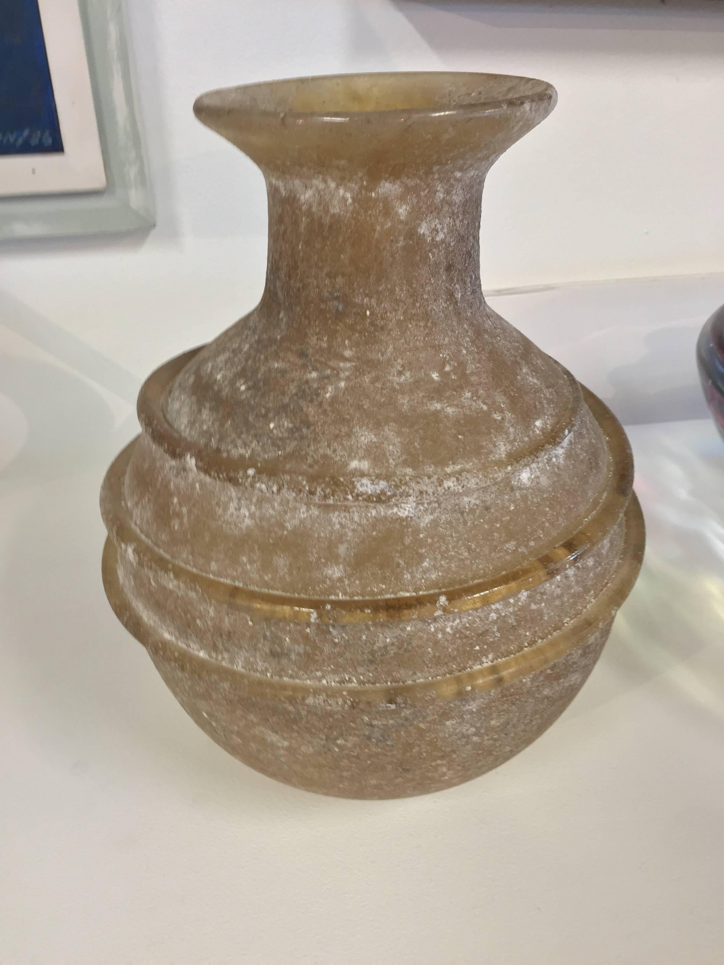 Magnifique vase Scavo ou corroso soufflé à la main avec des nervures en spirale. 
Non signé.