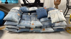 Un meraviglioso divano fatto a mano con jeans Levi's riciclati
