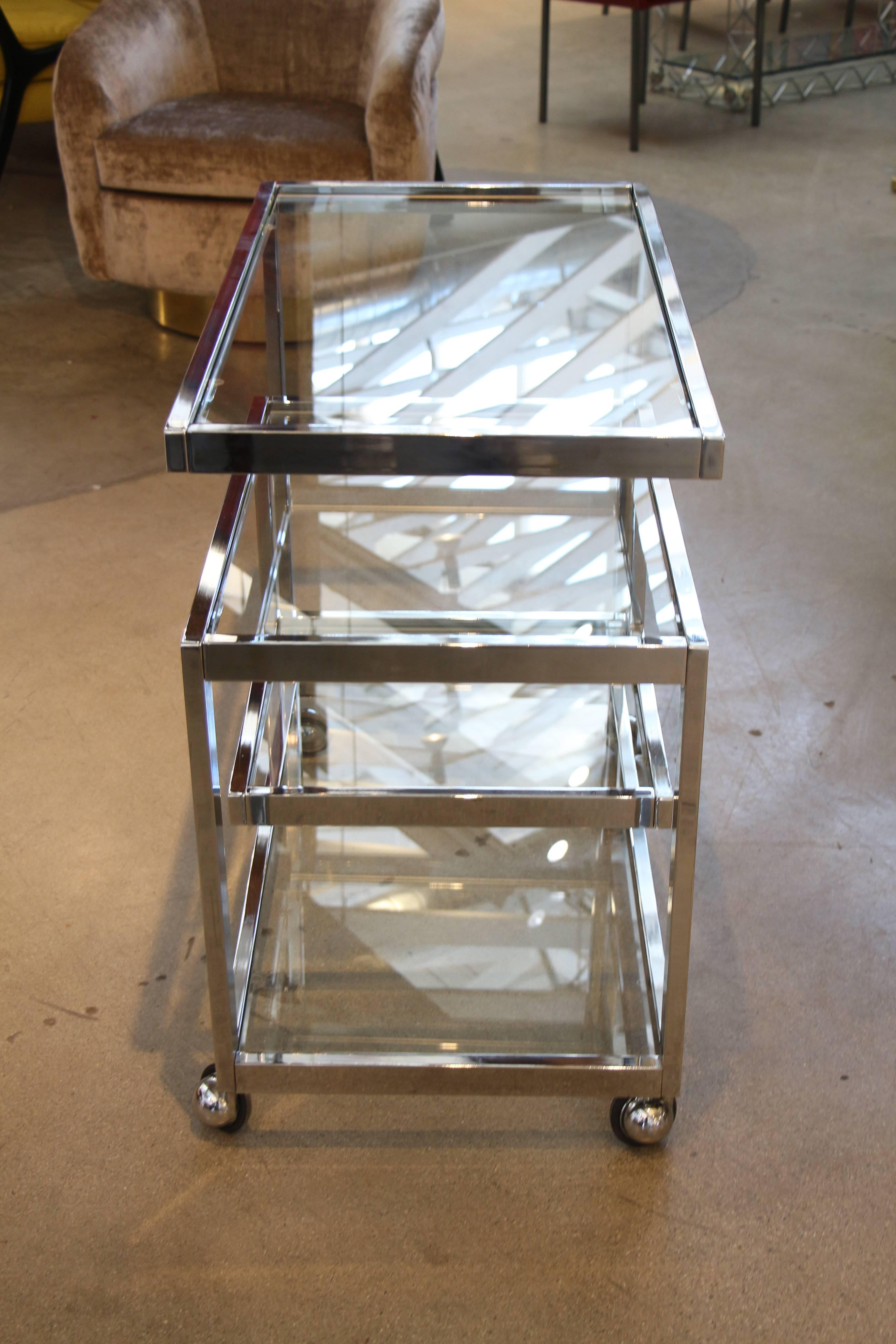 Beautiful Milo Baughman 1970s Chrome Bar Cart In Good Condition In Palm Springs, CA