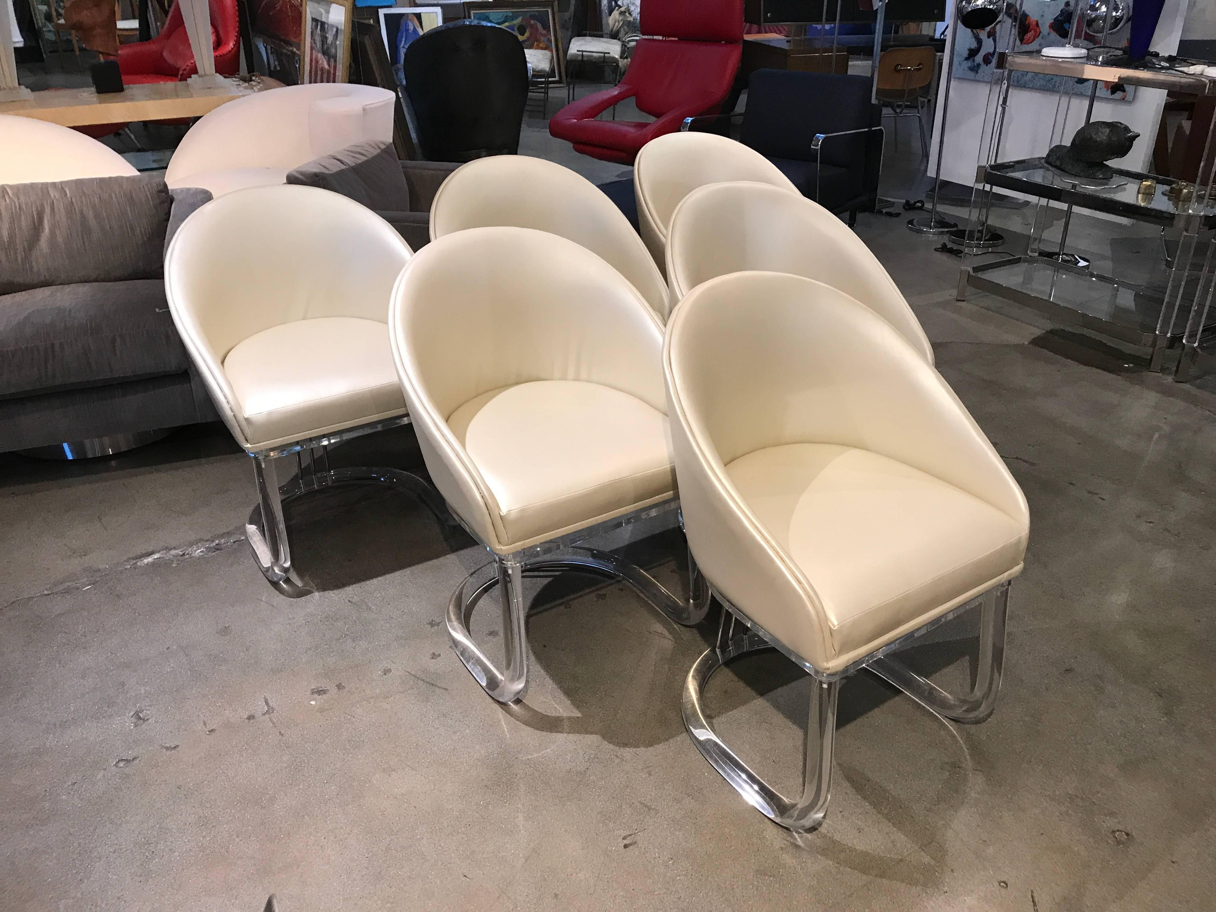 Set of six Lion in Frost Swivel Lucite Base Chairs In Good Condition In Palm Springs, CA