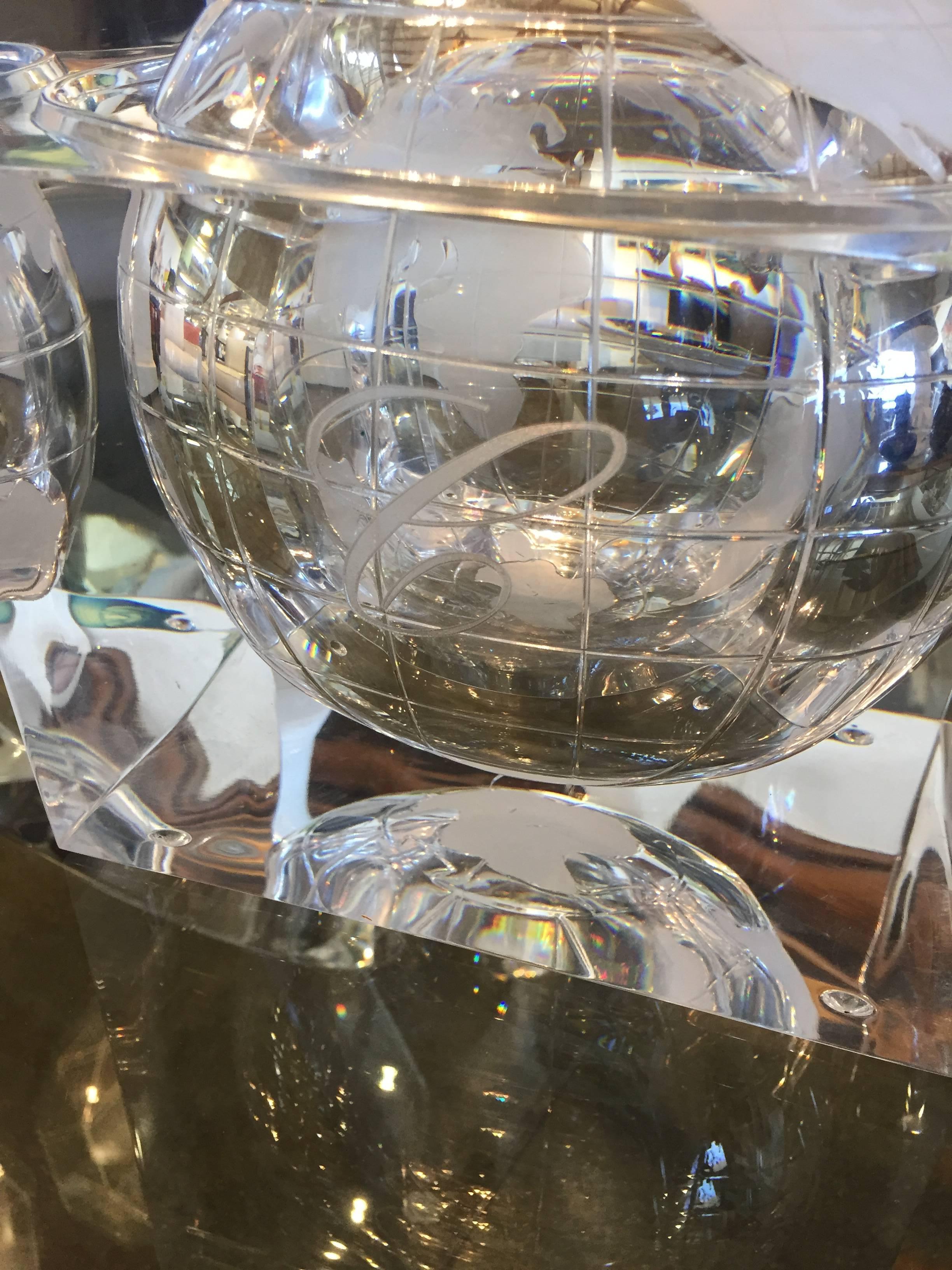 Alessandro Albrizzi Lucite Etched World Globe Ice Bucket In Good Condition In Palm Springs, CA