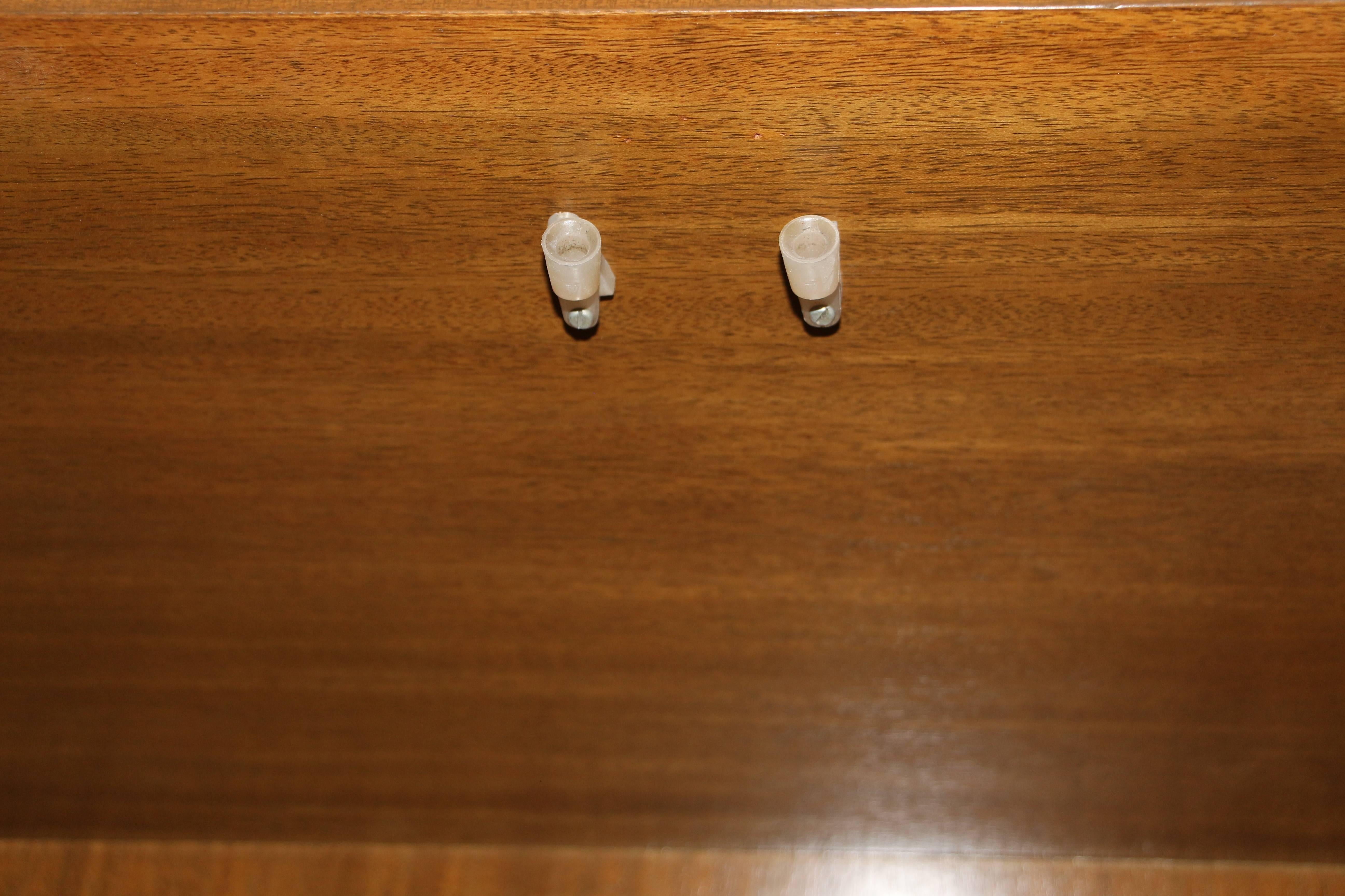 Paul McCobb per Calvin: credenza e bar in pelle e con ante a canne in vendita 2