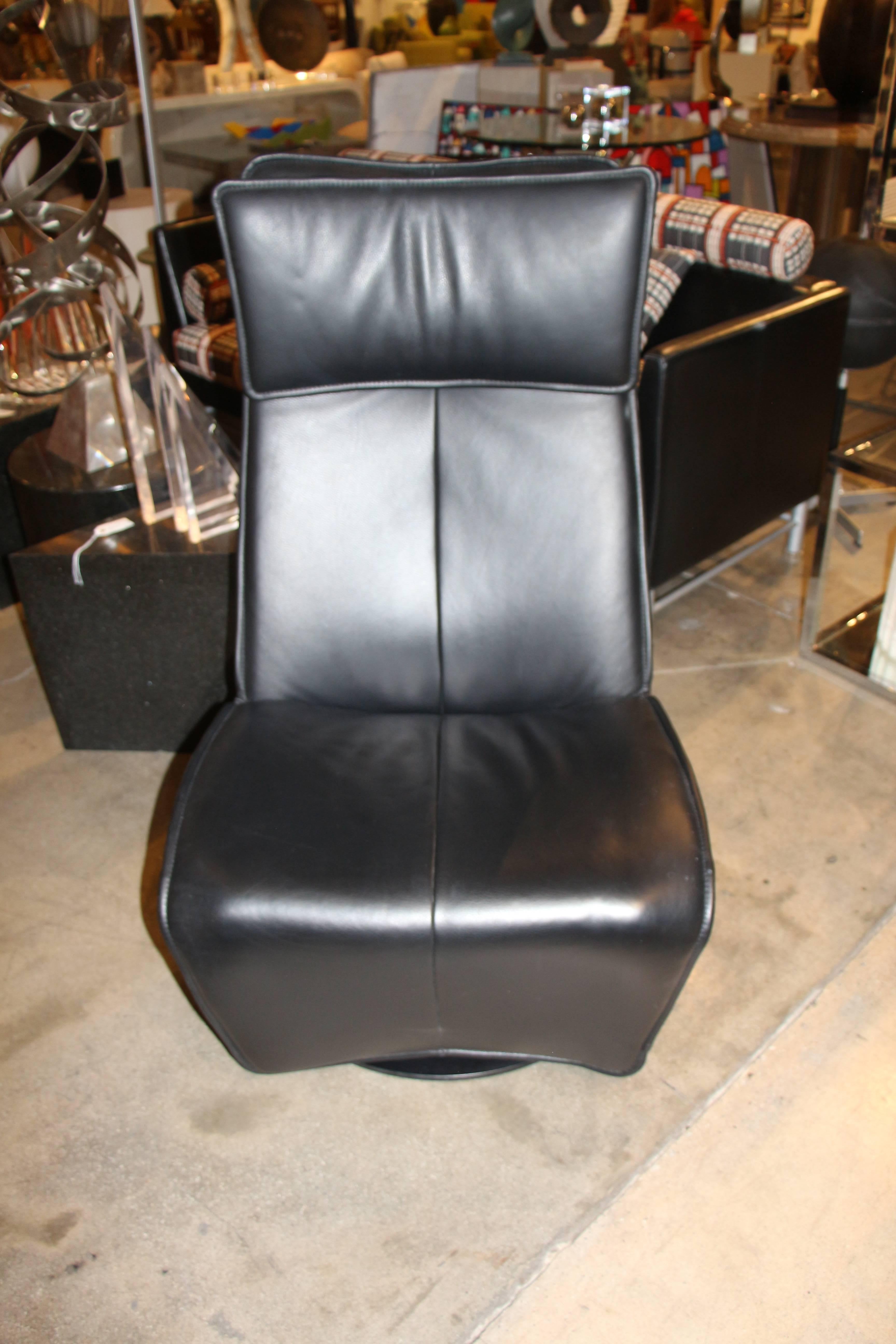 A nice black leather Hjellegjerde Contura zero gravity recliner. Some marks to the base and a few leather discoloration marks in the creases to the leather.