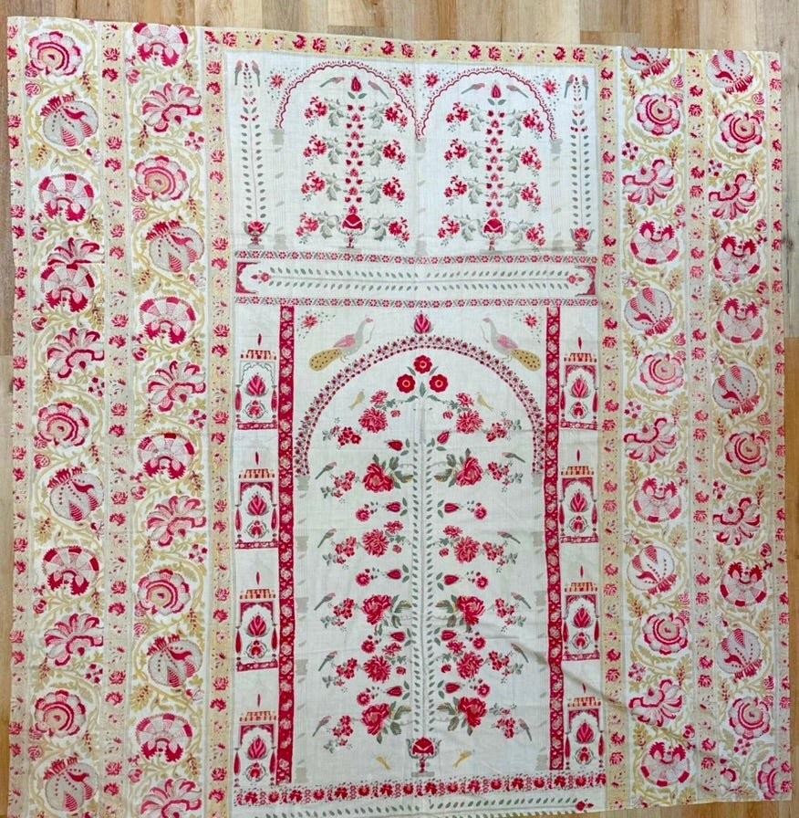 Un joli motif de portique, avec de jolies fleurs, un feuillage vert pâle et chartreuse, des fleurs rouges et roses, des perruches sur un fond crème.  Peut être utilisé comme tenture, couverture de lit, couverture de canapé, etc. 87