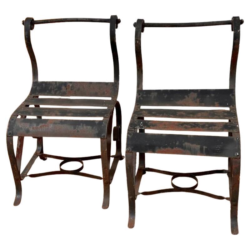 Paire d'exceptionnels fauteuils sculpturaux en fer