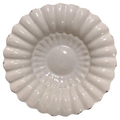Rare chargeur à godrons blancs de Delft, hollandais, 17e siècle