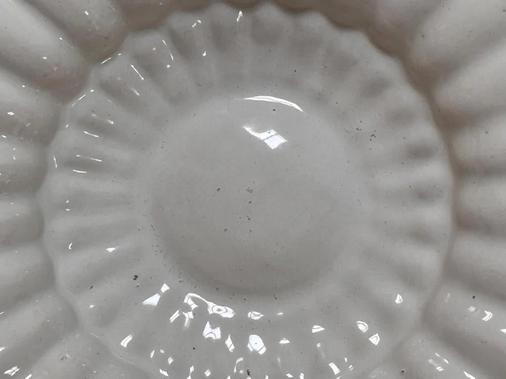 Rare chargeur à godrons blancs de Delft, hollandais, 17e siècle Bon état - En vente à Charlottesville, VA