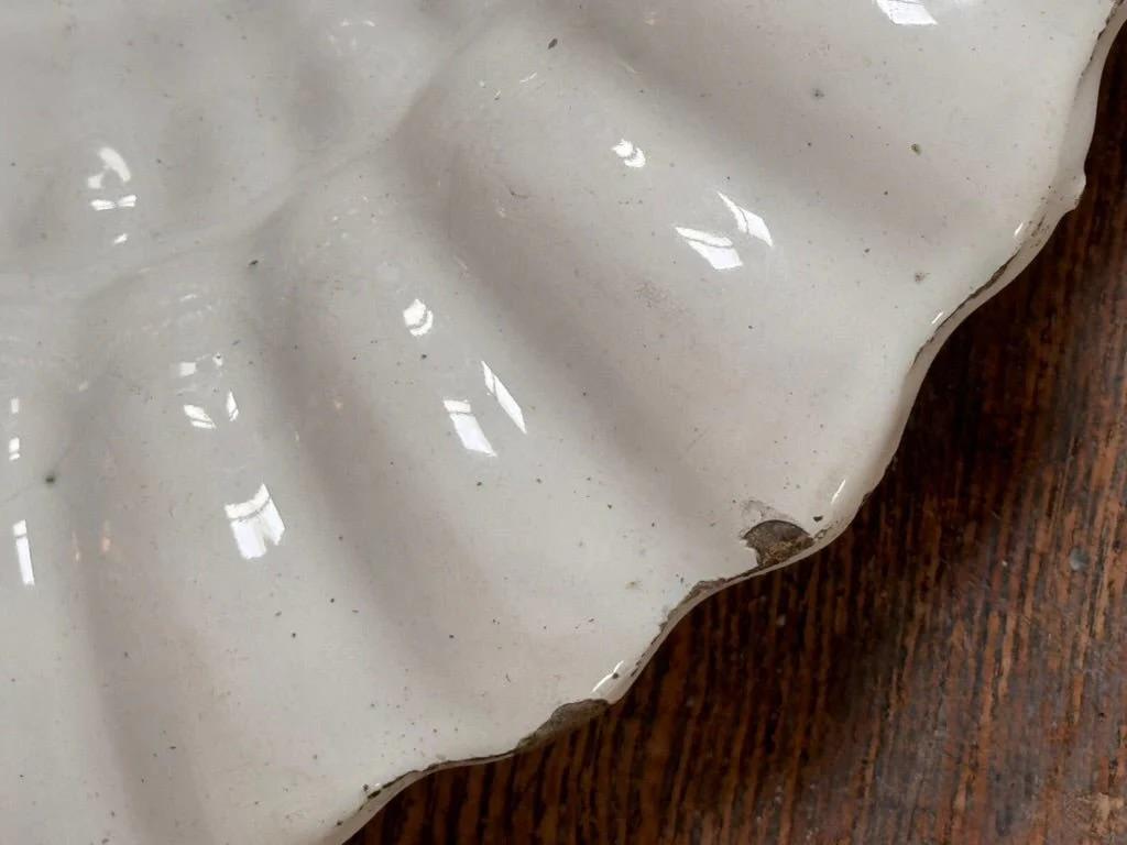 XVIIIe siècle et antérieur Rare chargeur à godrons blancs de Delft, hollandais, 17e siècle en vente