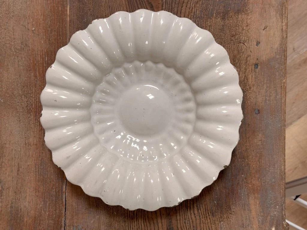 Rare chargeur à godrons blanc hollandais, 17e siècle, portant une ancienne étiquette de galerie 'Collectie van Aalst Kunst & Antiek / Breda'.  2 3/8