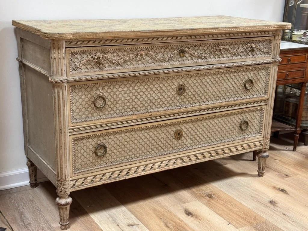 Français Commode française du XIXe siècle de style Louis XVI, sculptée et peinte en vente