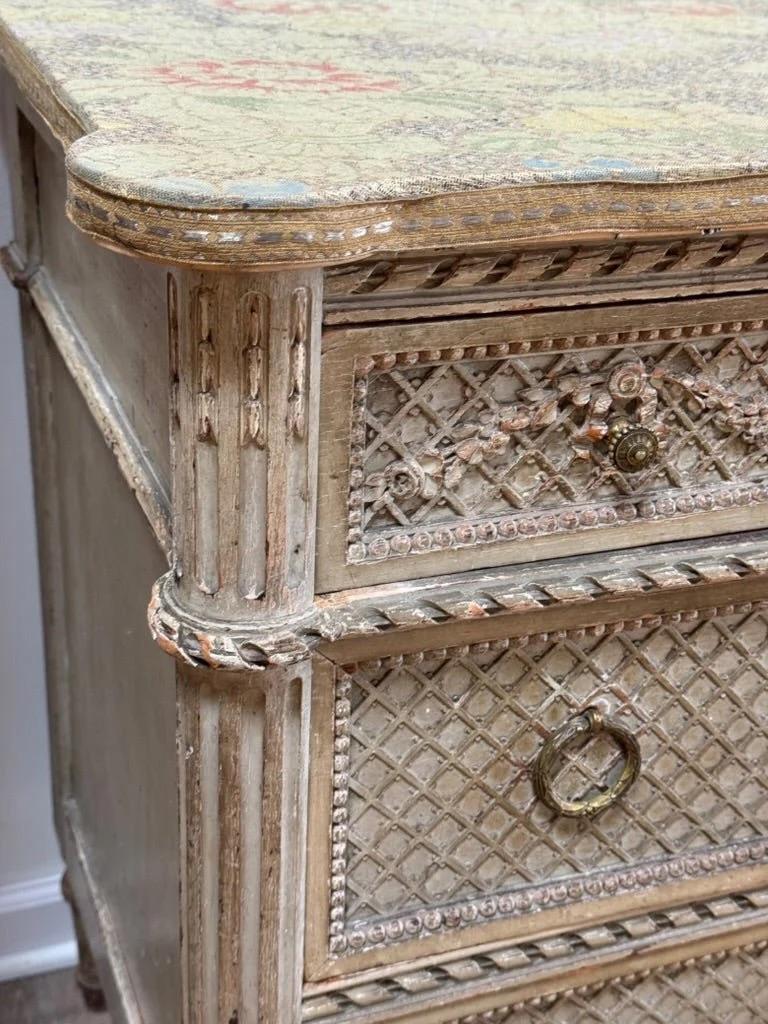 Bois Commode française du XIXe siècle de style Louis XVI, sculptée et peinte en vente