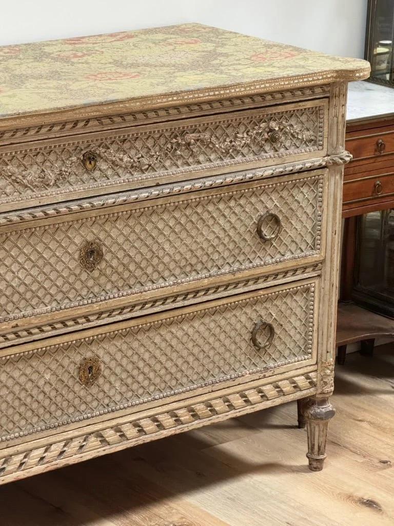 Commode française du XIXe siècle de style Louis XVI, sculptée et peinte Bon état - En vente à Charlottesville, VA