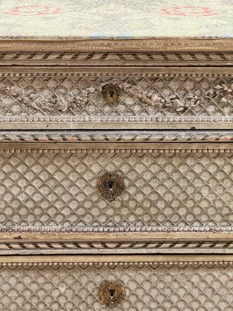 Commode française du XIXe siècle de style Louis XVI, sculptée et peinte en vente 1
