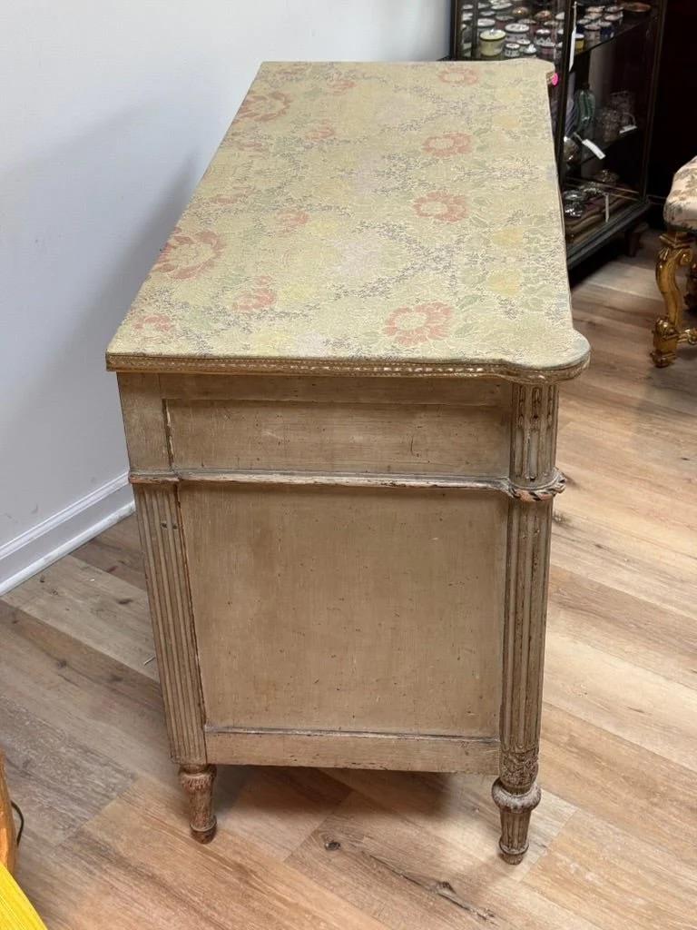 Commode française du XIXe siècle de style Louis XVI, sculptée et peinte en vente 3