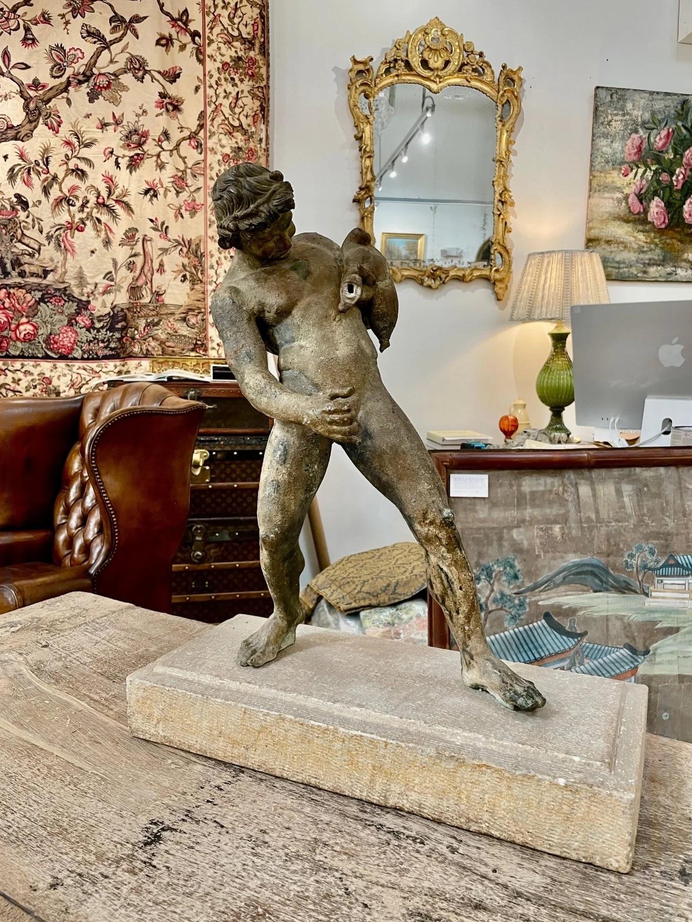 Figura in bronzo del Grand Tour di un Satiro con una pelle di vino, originariamente parte di una fontana, finemente modellata, montata su un basamento in pietra. XIX secolo.

