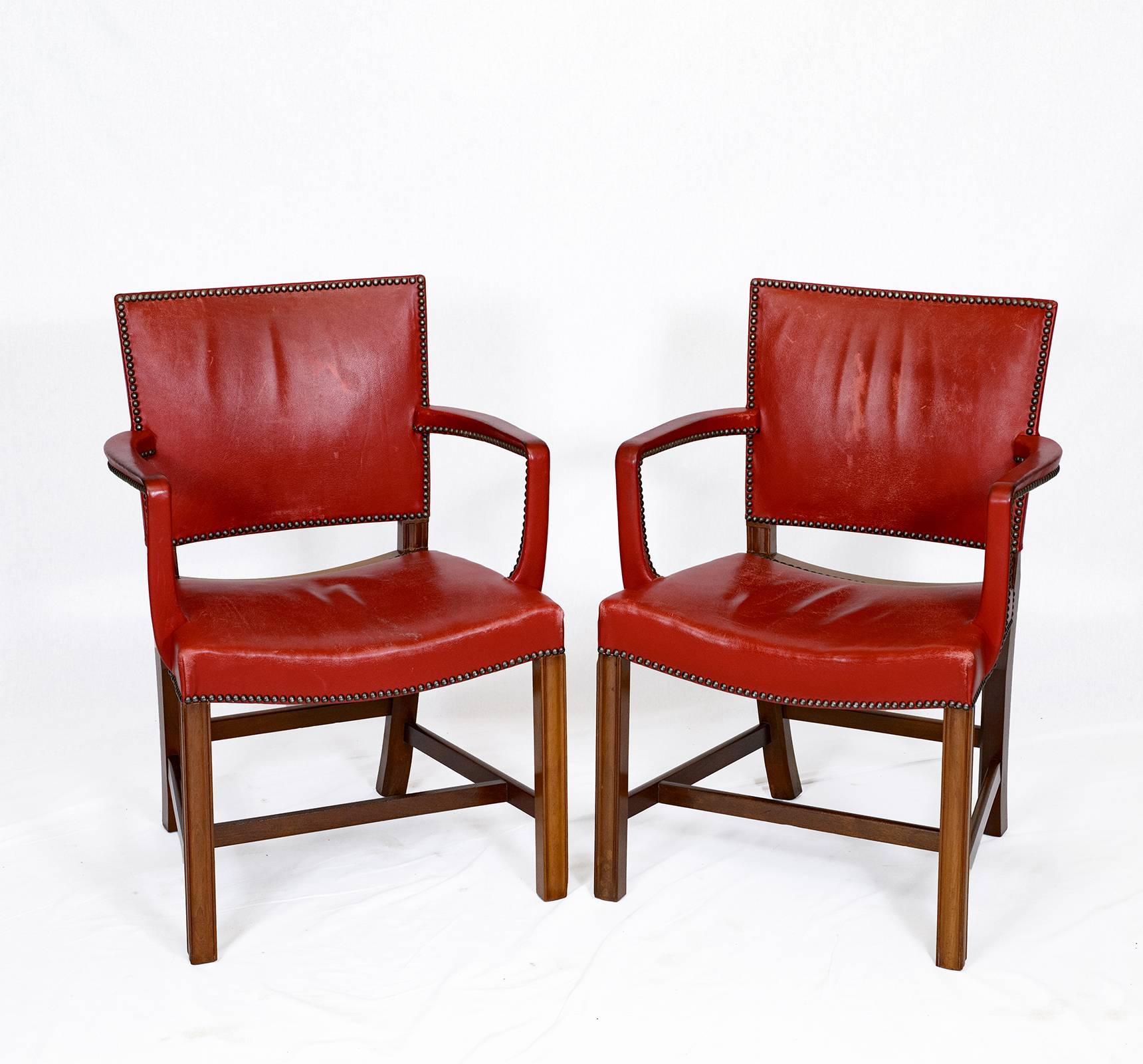 Ein Paar Kaare Klint-Sessel, entworfen 1927 und hergestellt von Rud Rasmussen.    Geschäft früher bekannt als ARTFUL DODGER INC
