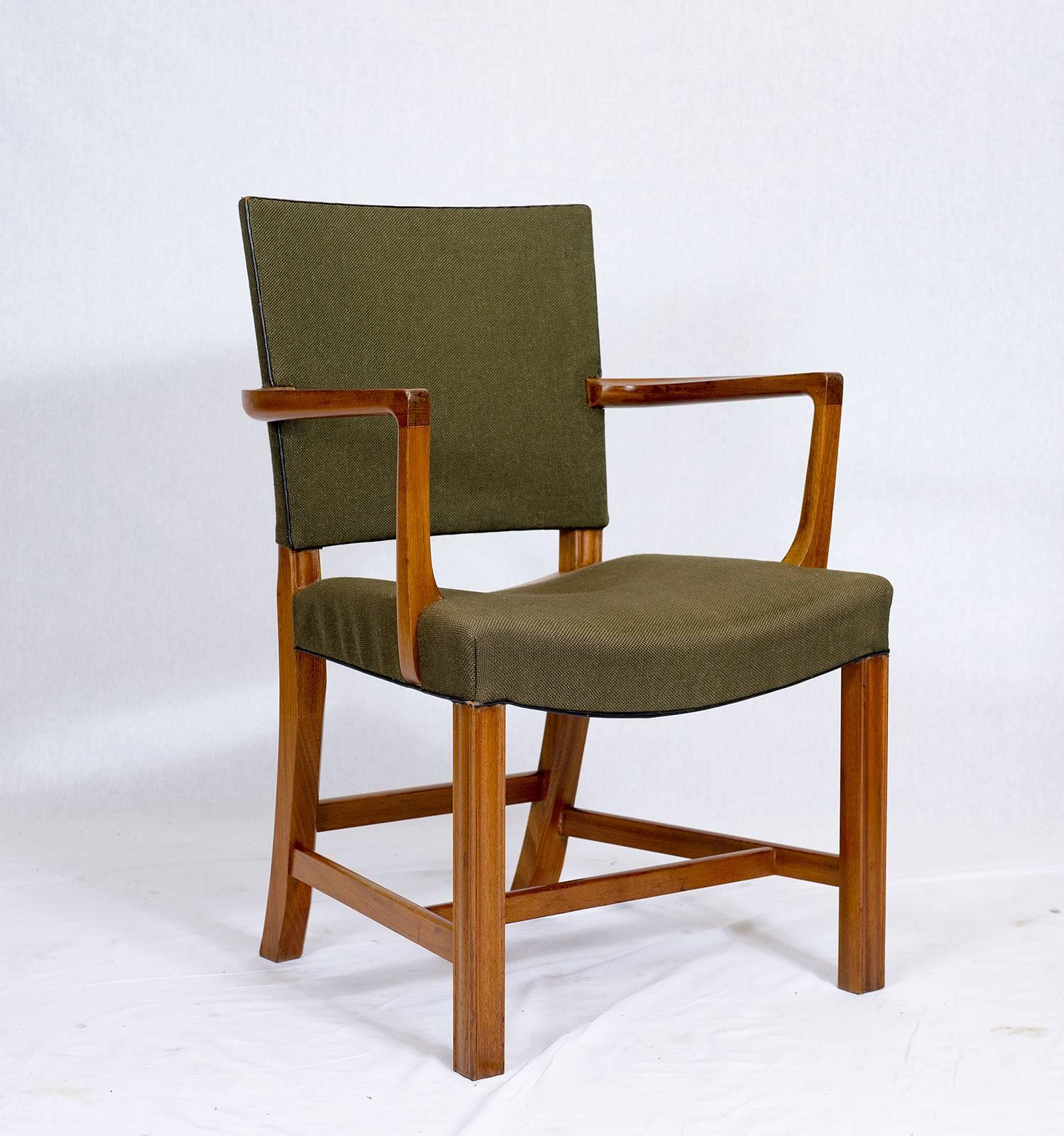 Paire de fauteuils Kaare Klint conçus en 1927 et produits par Rud Rasmussen.   Magasin anciennement connu sous le nom de ARTFUL DODGER INC.