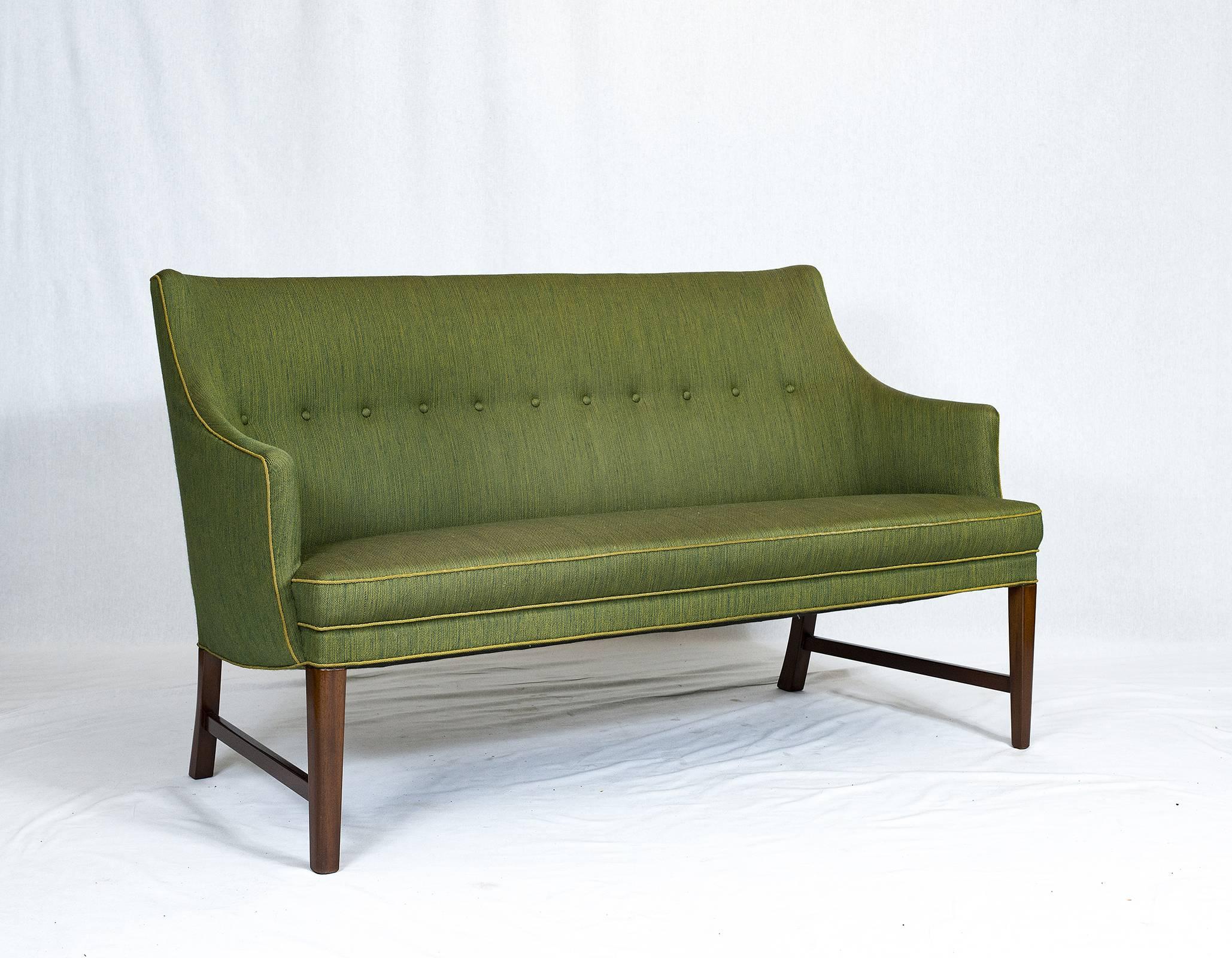 Frits Henningsen-Sofa aus den 1940er Jahren.    Geschäft früher bekannt als ARTFUL DODGER INC