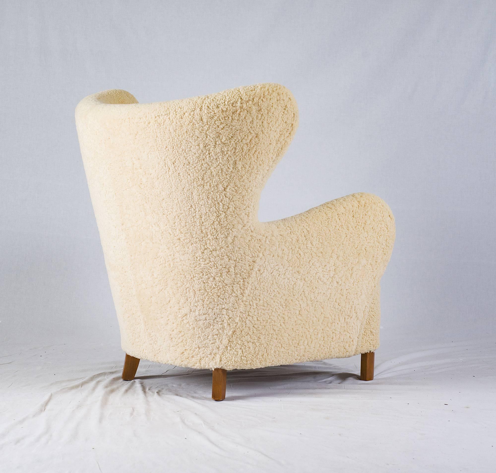 Scandinavian Sheepskin Lounge Chair In Excellent Condition In Los Angeles, CA