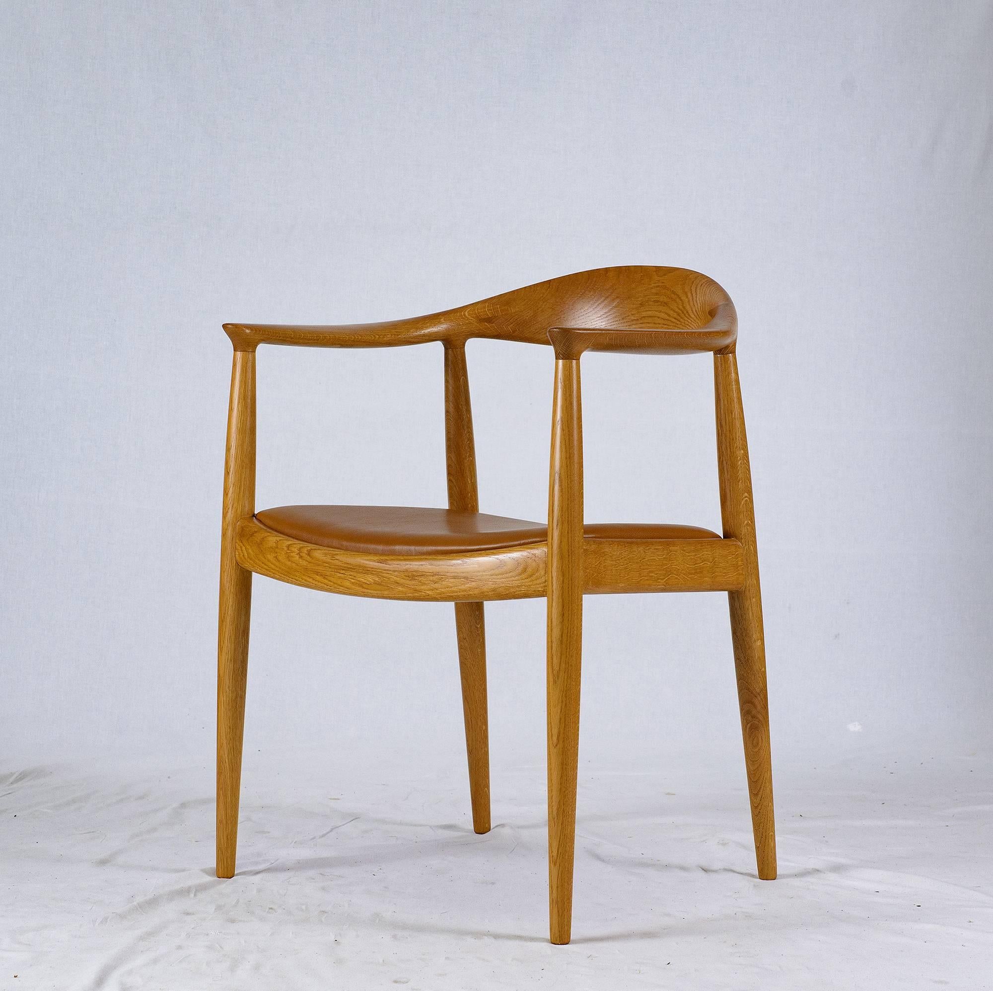Satz von acht Hans Wegner JH-503 Sesseln, entworfen 1949 und hergestellt von Johannes Hansen.   HINWEIS: DER PREIS GILT FÜR EINEN STUHL
