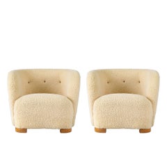 Paire de fauteuils de salon scandinaves en peau de mouton