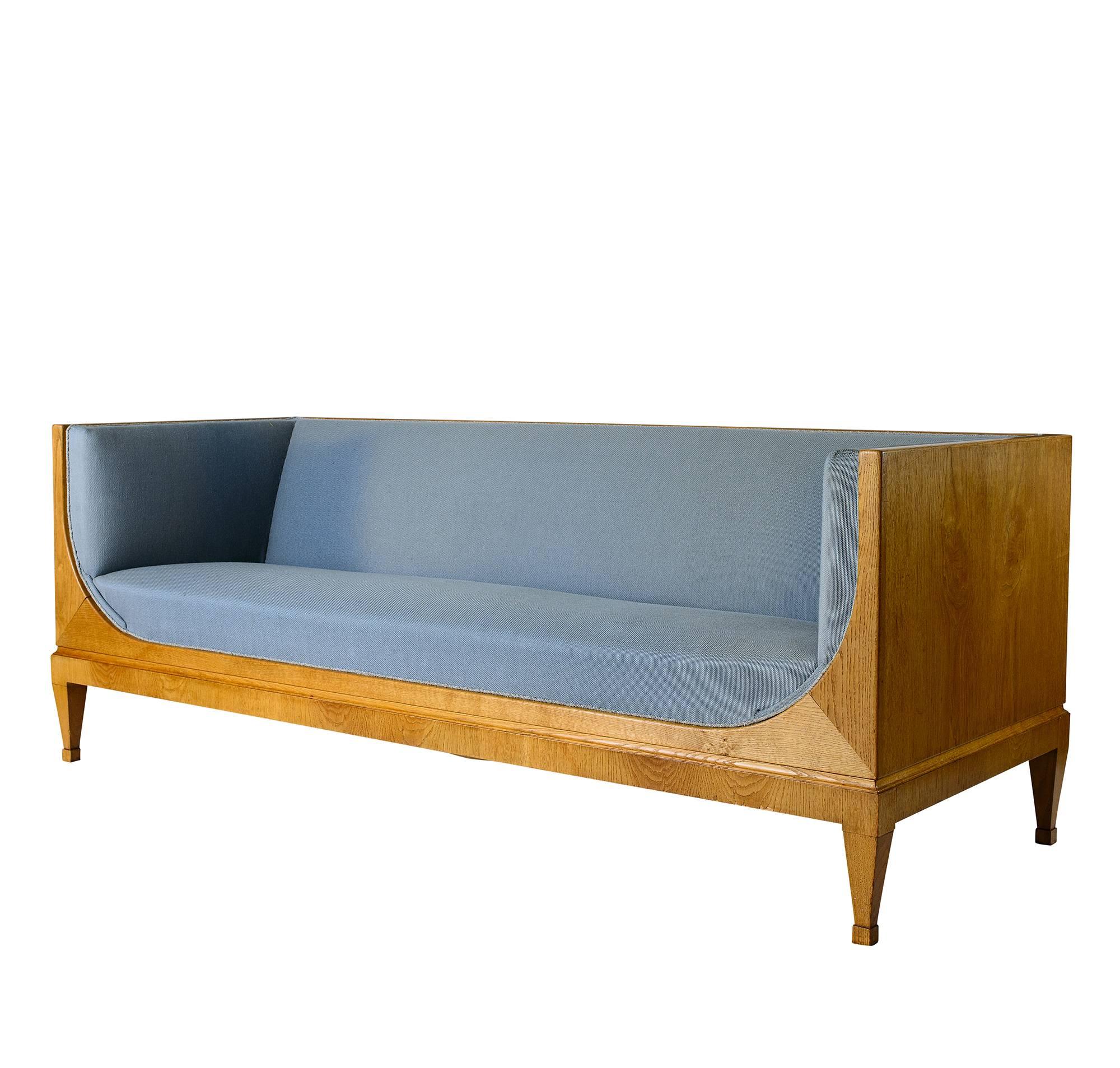 Sofa von Frits Henningsen. Dies ist das erste Mal, dass ich eines dieser Sofas mit
eine originell gestaltete Rückseite.
