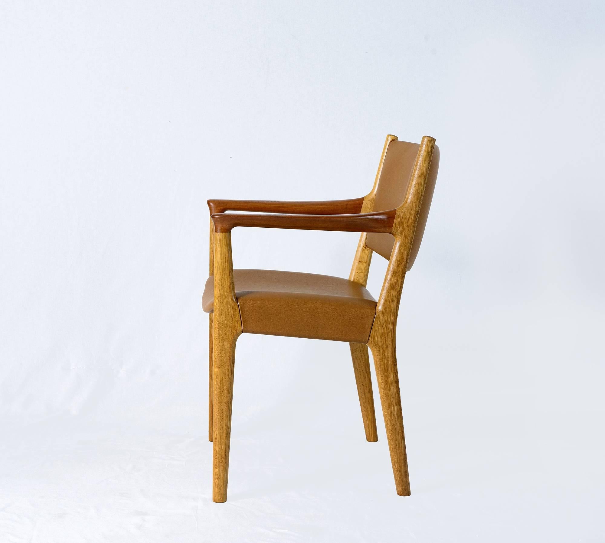 Pair of Hans Wegner Jh-525 Armchairs In Excellent Condition In Los Angeles, CA