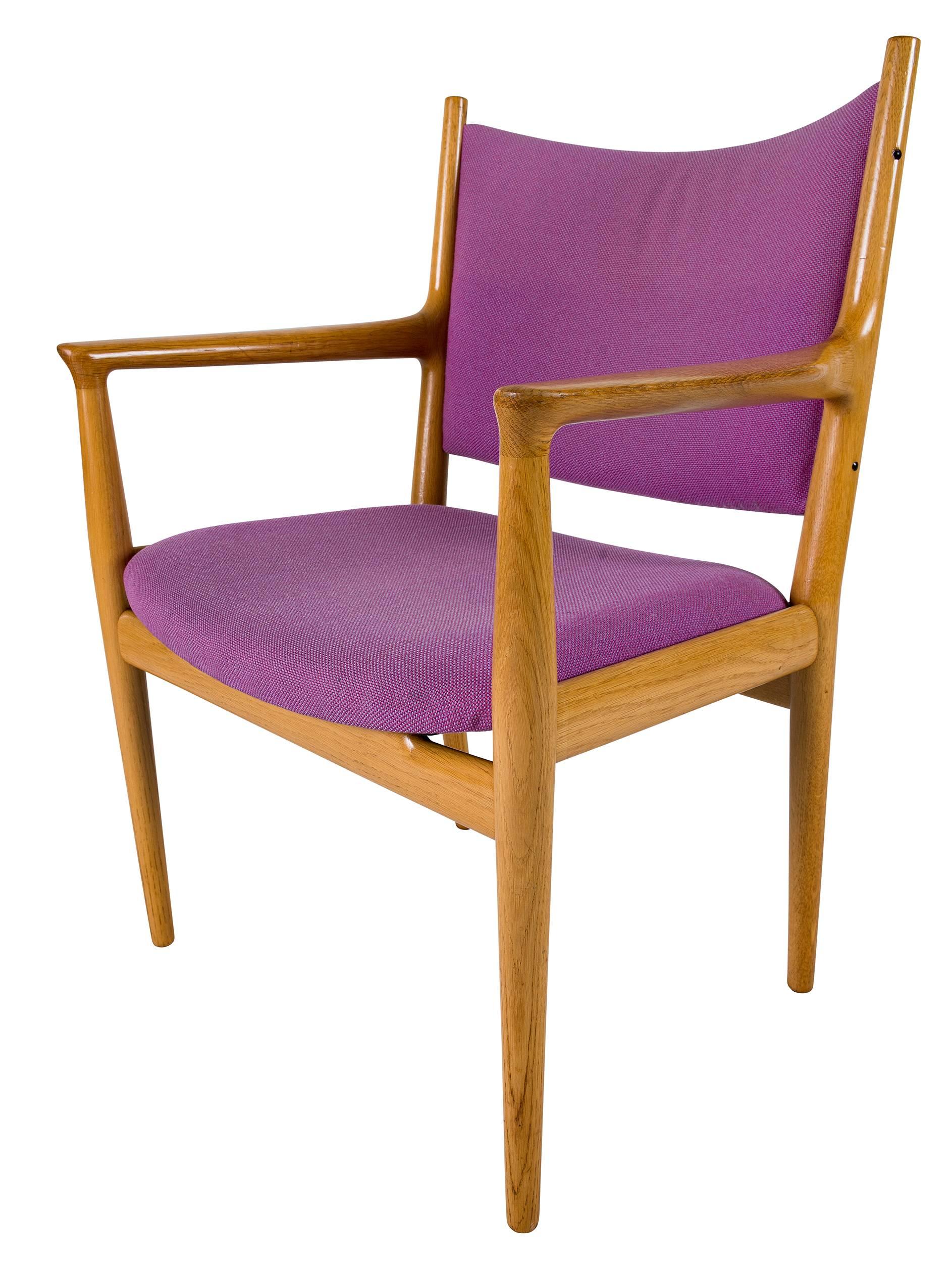 18 fauteuils Hans Wegner JH-509 conçus en 1962 et produits par Johannes Hansen. Nous en avons encore quelques uns si vous en avez besoin.  NOTE : IL N'EN RESTE QUE 6