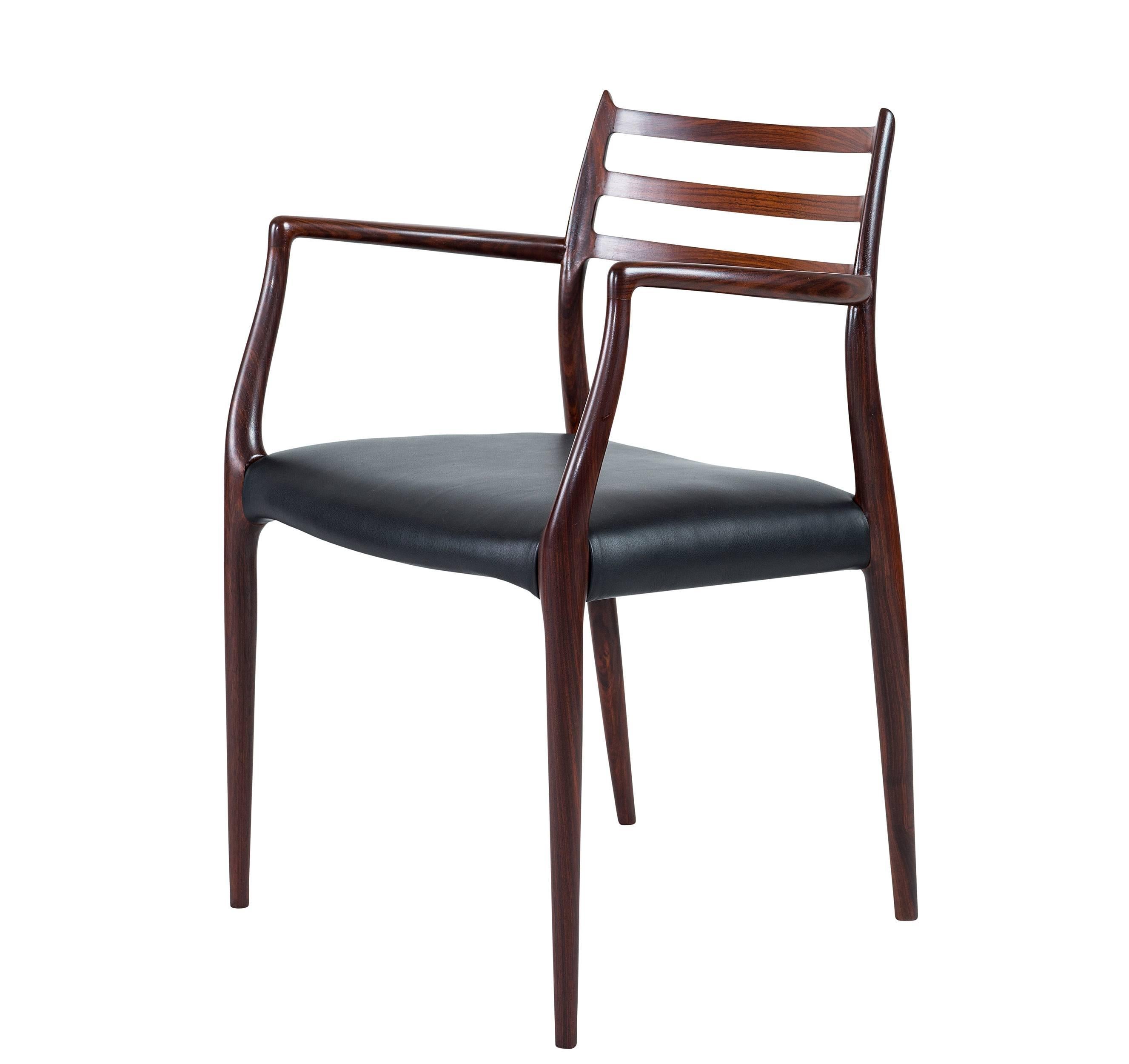 Scandinave moderne Niels Moller paire de fauteuils en bois de rose modèle n° 62